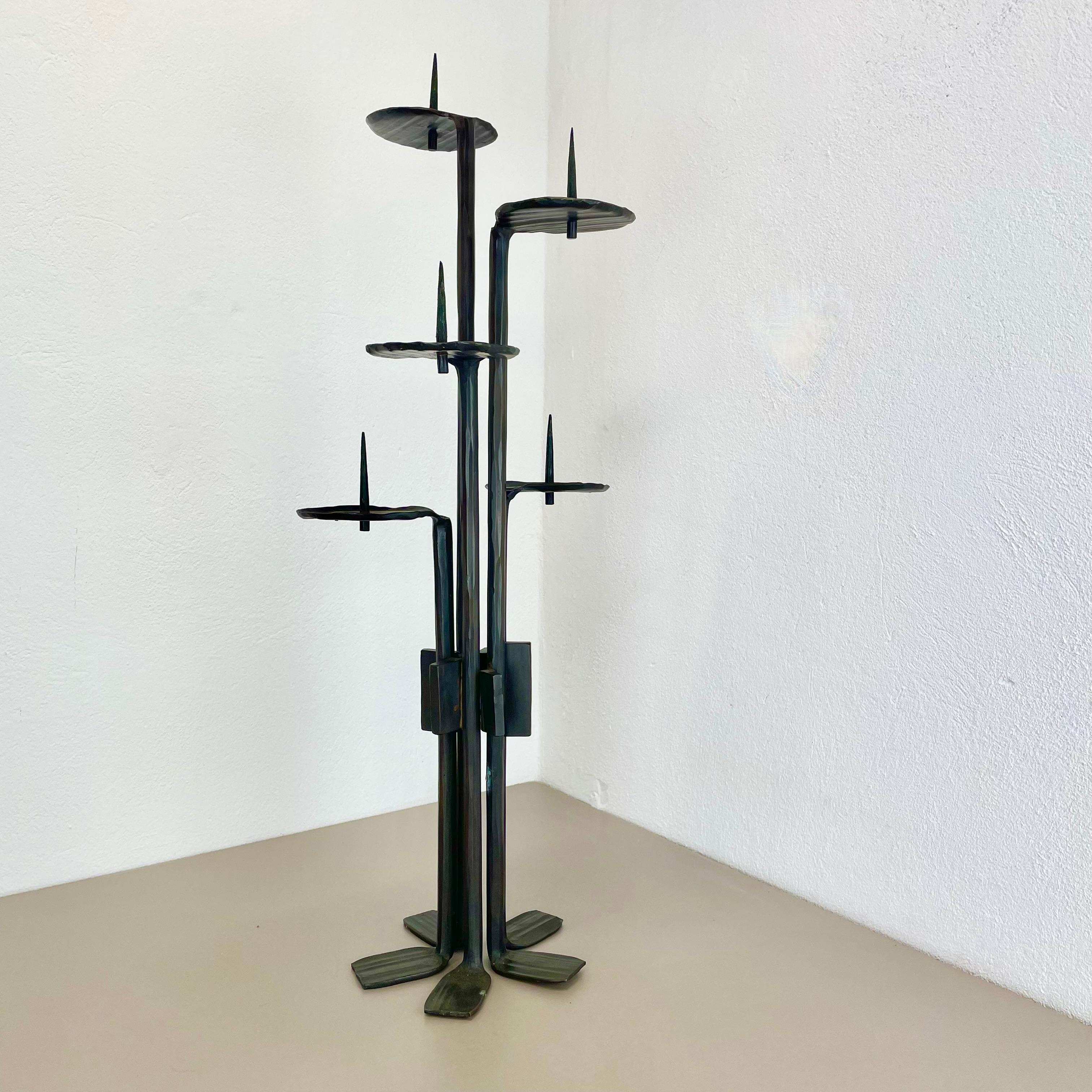 Artikel: Brutalistischer Kerzenständer

Herkunft: Deutschland

Hersteller des Designs: Manfred Bergmeister, Kunstschmiede Ebersberg

MATERIAL: Bronze

Jahrzehnt: 1970s

Beschreibung: Dieser originelle Vintage-Kerzenhalter wurde in den 1970er Jahren