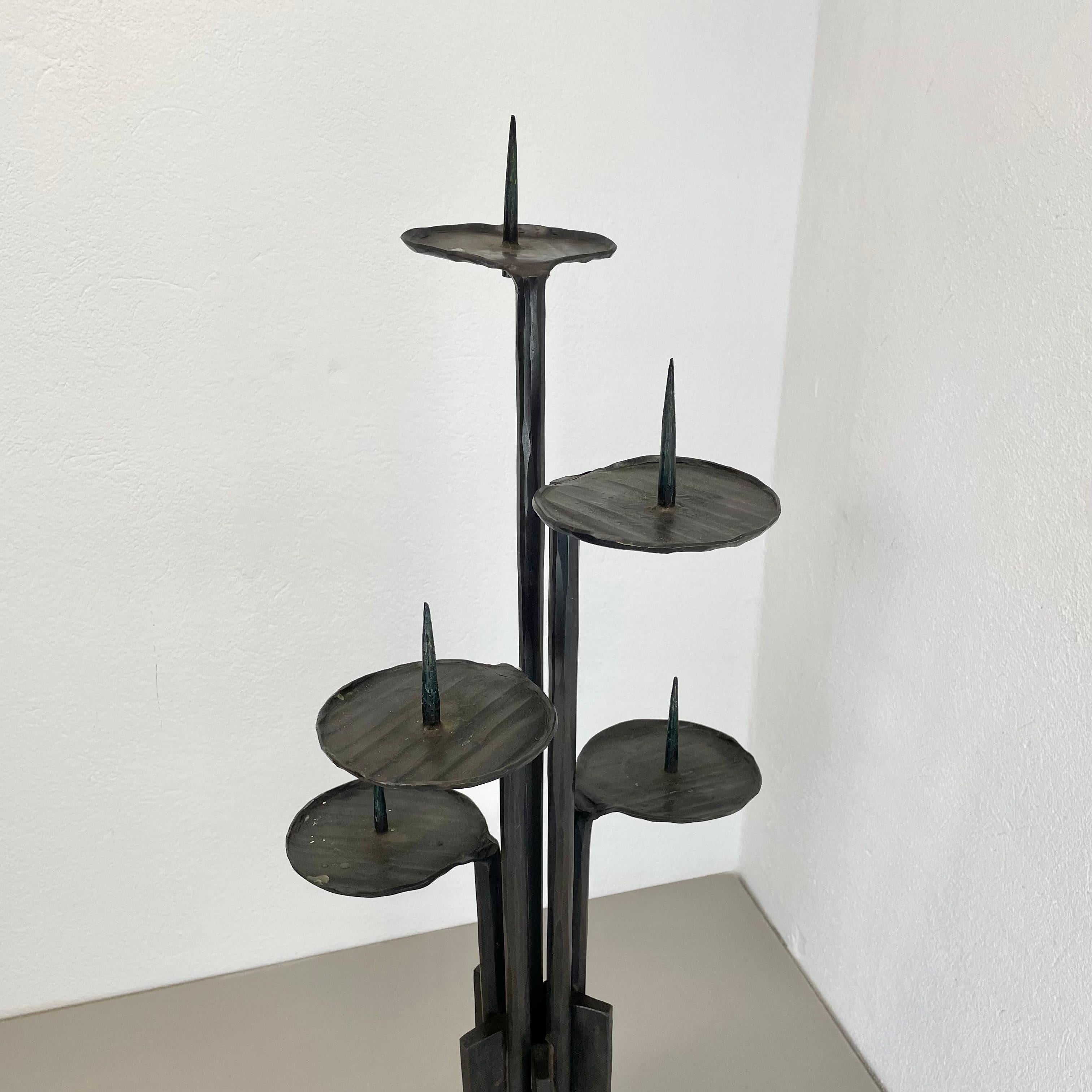Großer schwerer 78 cm Brutalistischer Bronze-Kerzenhalter Manfred Bergmeister, Deutschland 1970 (20. Jahrhundert) im Angebot