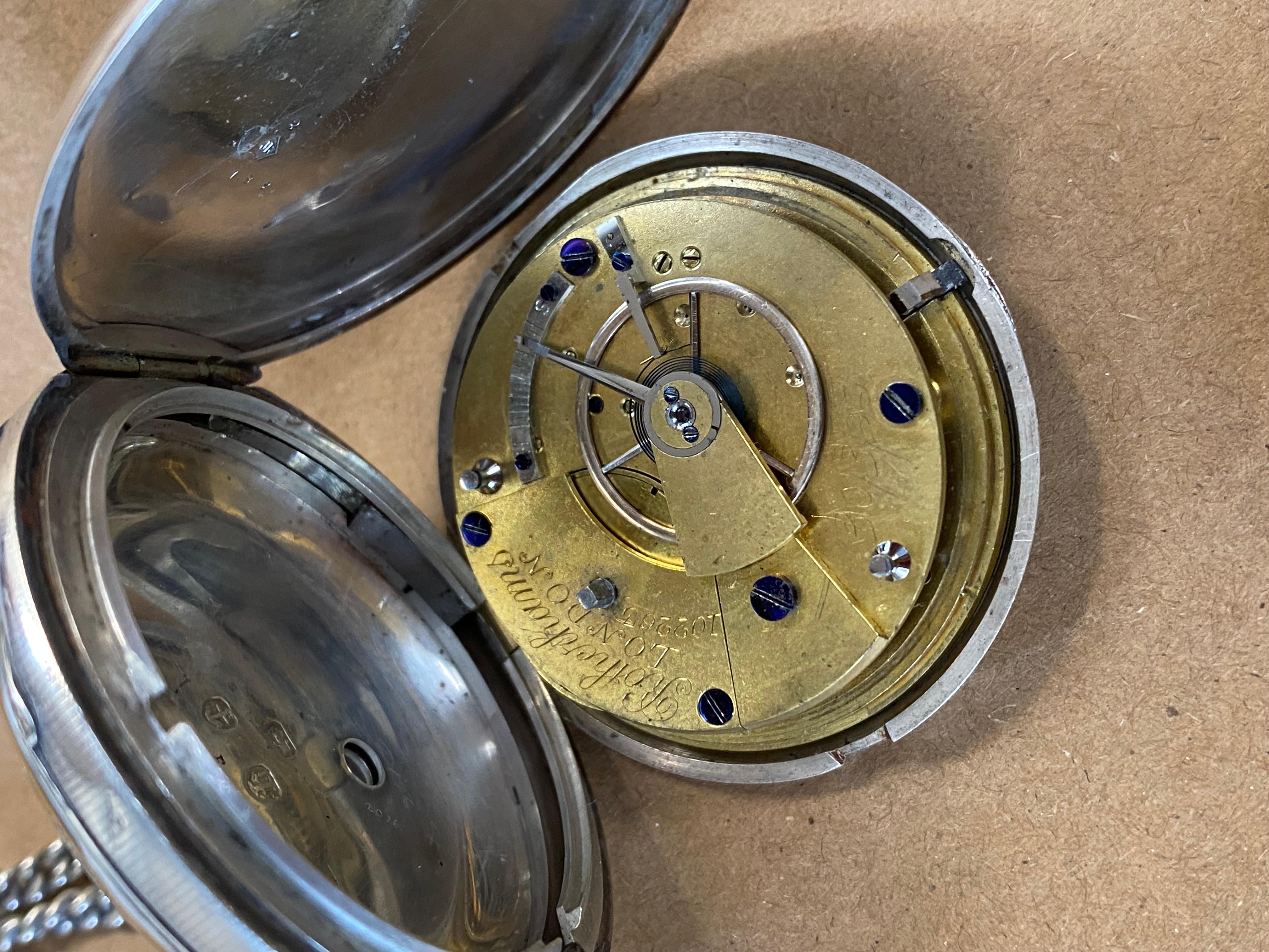 Diese große & solide antike Taschenuhr 
stammt aus der Zeit um 1838,  
dennoch ist es in einem schönen Zustand und in ausgezeichneter Funktion.

Konzipiert als Volljäger,
die Taschenuhr ist kunstvoll graviert, 
die eine außergewöhnliche
