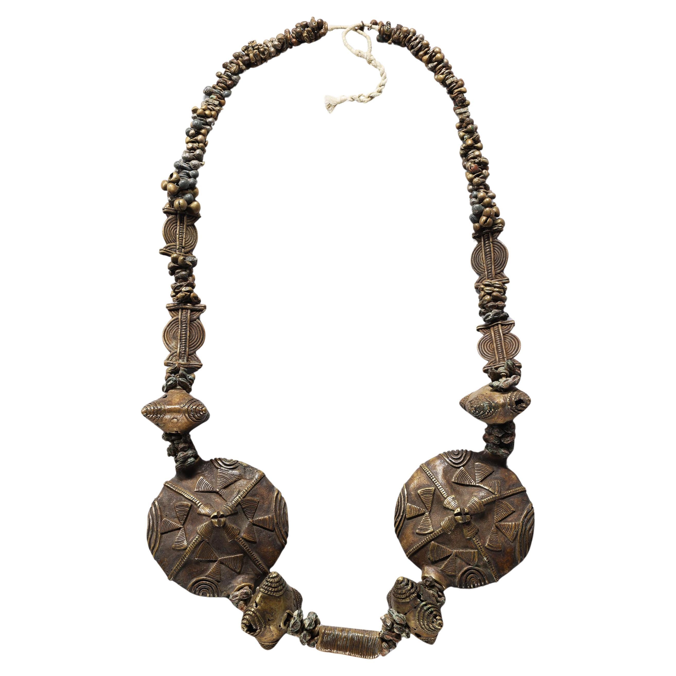 Grand collier lourd en laiton coulé Akan Ashanti avec pendentifs circulaires Ghana Afrique en vente