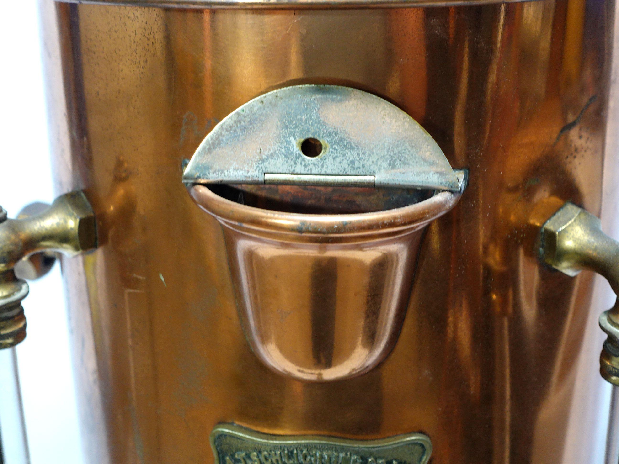 Fait main Antiquités 1900 - Urne à eau chaude/café en laiton et cuivre, grande et lourde, avec étiquette en laiton en vente