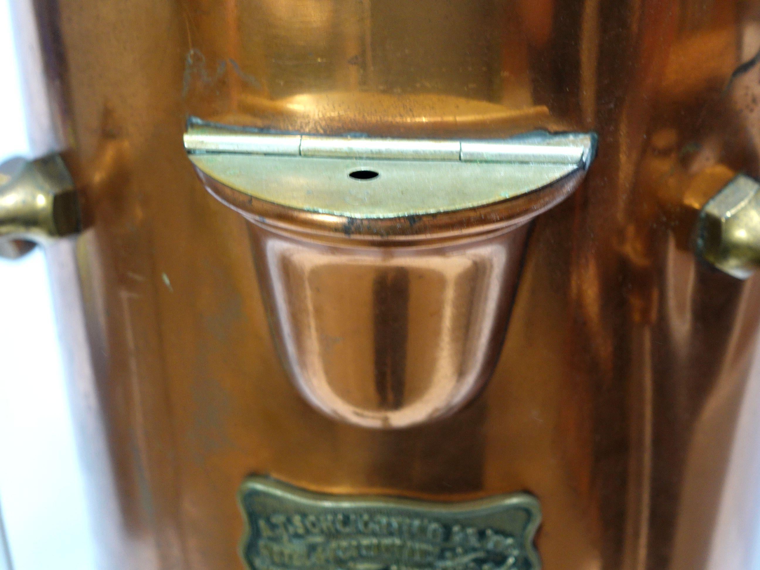 Antiquités 1900 - Urne à eau chaude/café en laiton et cuivre, grande et lourde, avec étiquette en laiton Bon état - En vente à Norton, MA