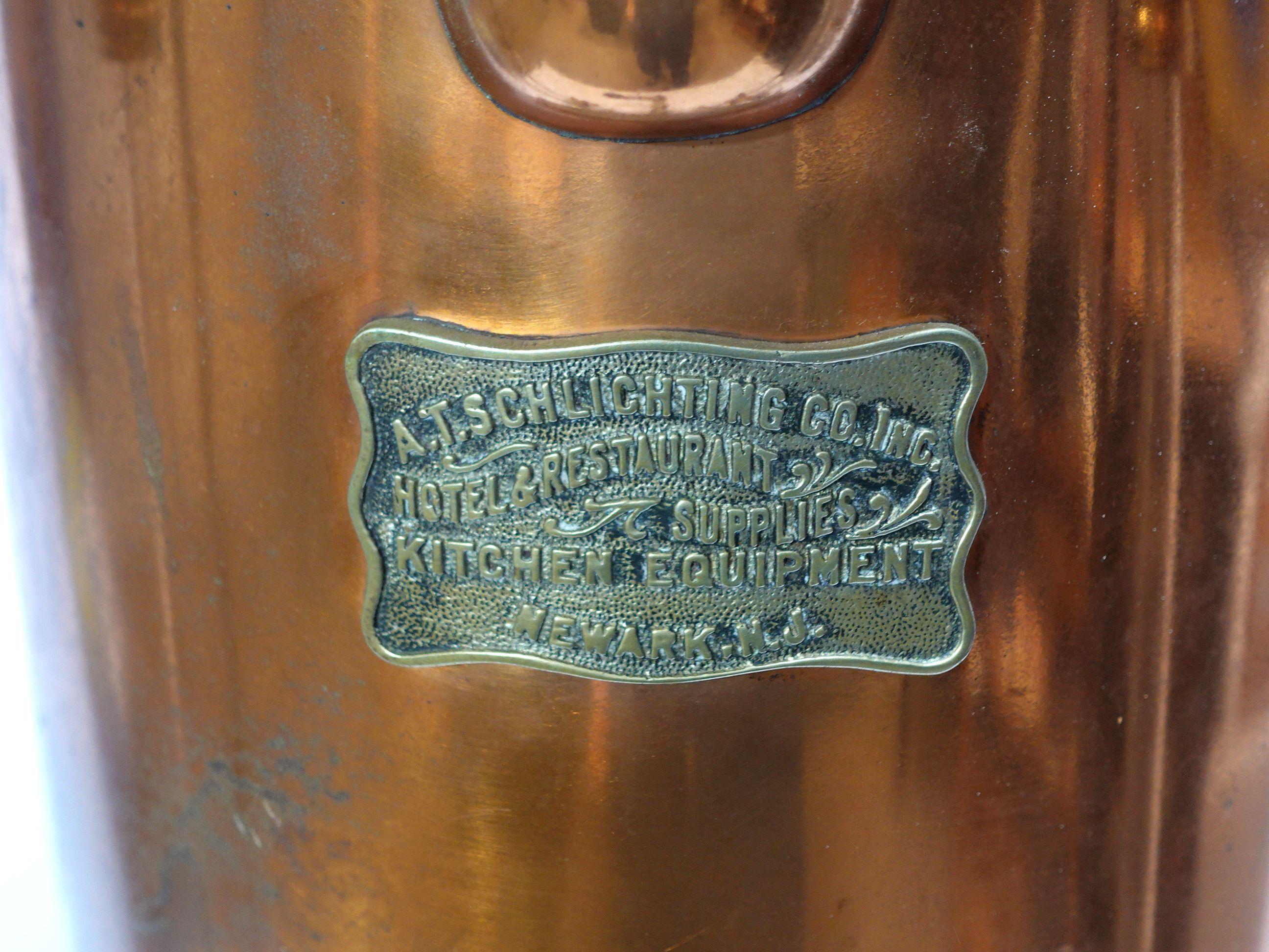 20ième siècle Antiquités 1900 - Urne à eau chaude/café en laiton et cuivre, grande et lourde, avec étiquette en laiton en vente