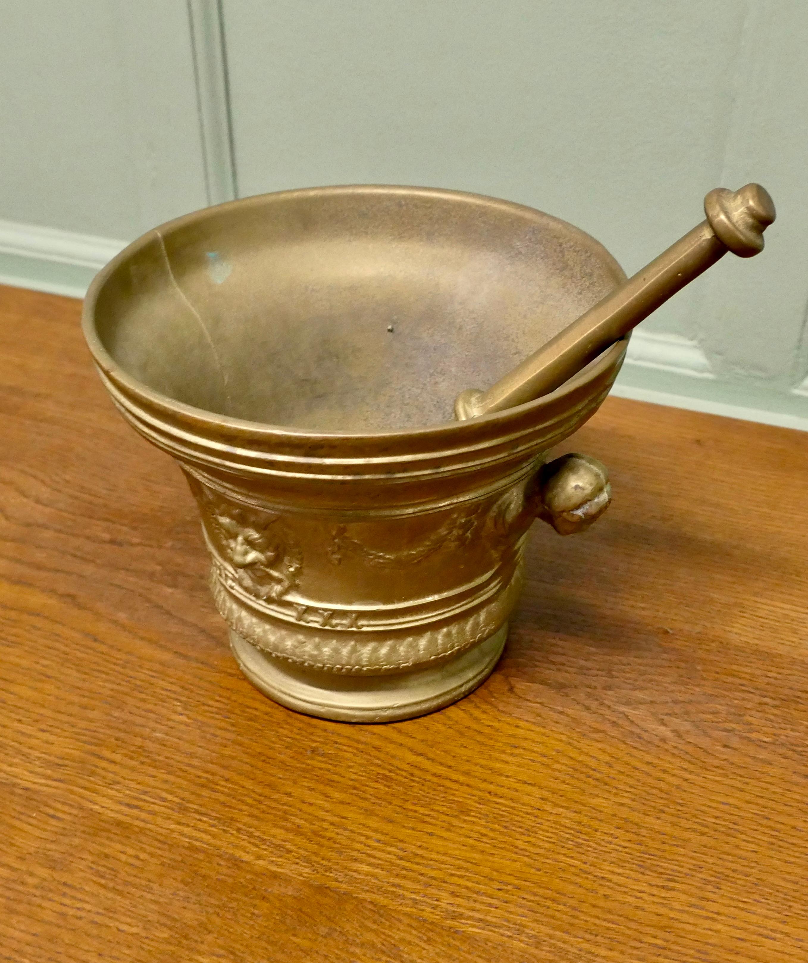 Großer schwerer gotischer Mörser und Stößel aus Messing im Zustand „Gut“ im Angebot in Godshill, Isle of Wight