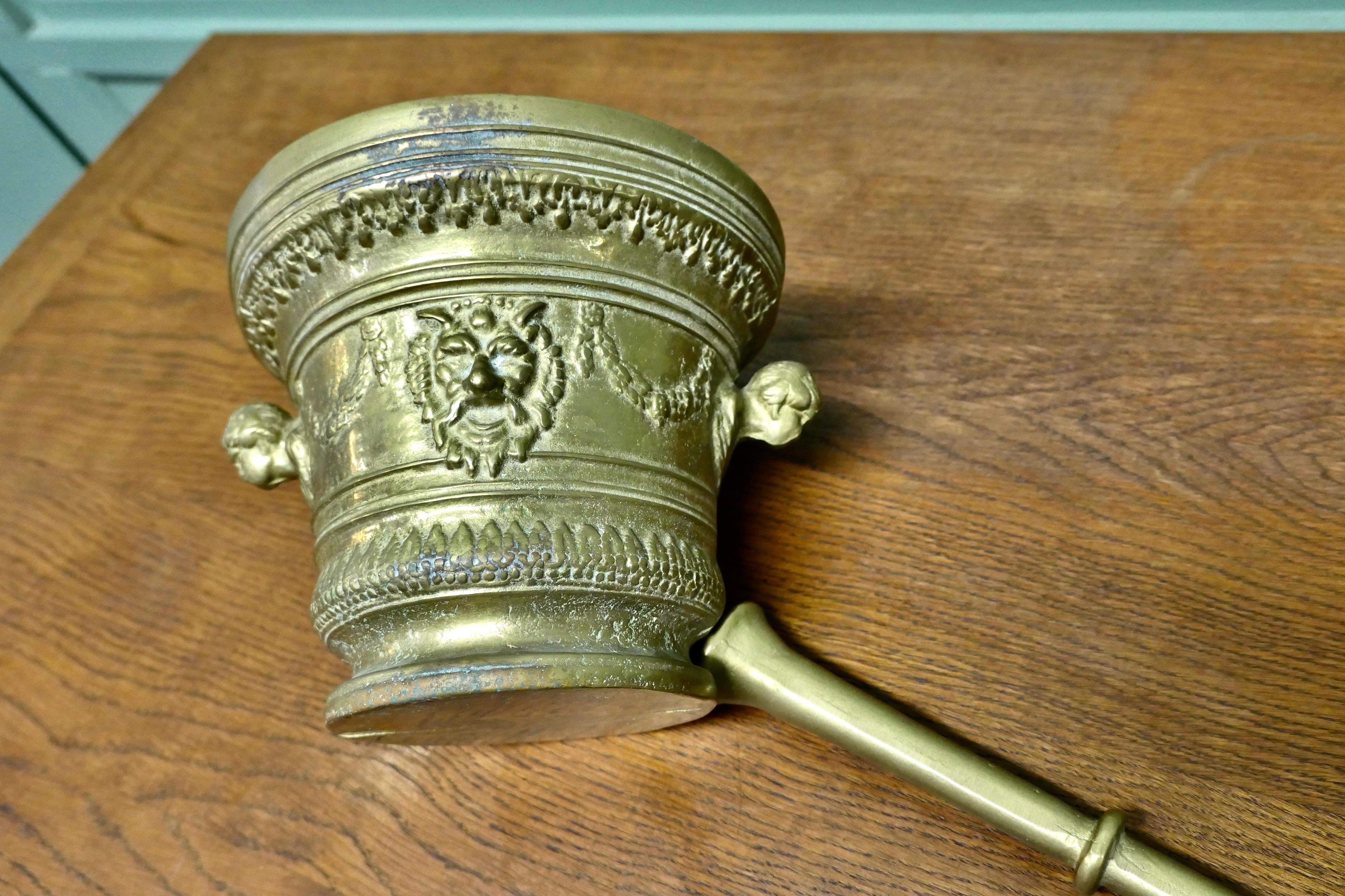 Großer schwerer gotischer Mörser und Stößel aus Messing (Frühes 20. Jahrhundert) im Angebot