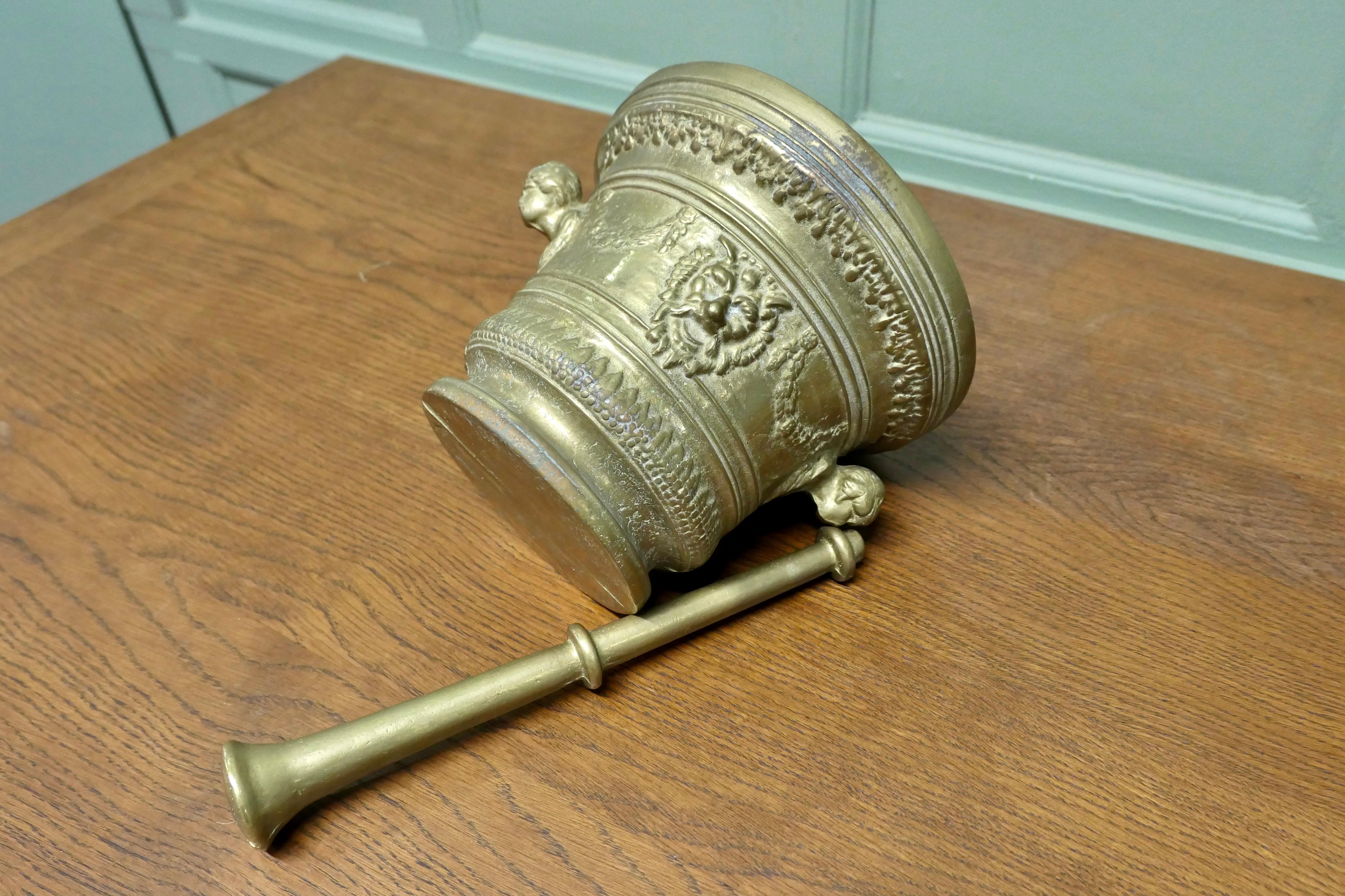 Großer schwerer gotischer Mörser und Stößel aus Messing im Angebot 1