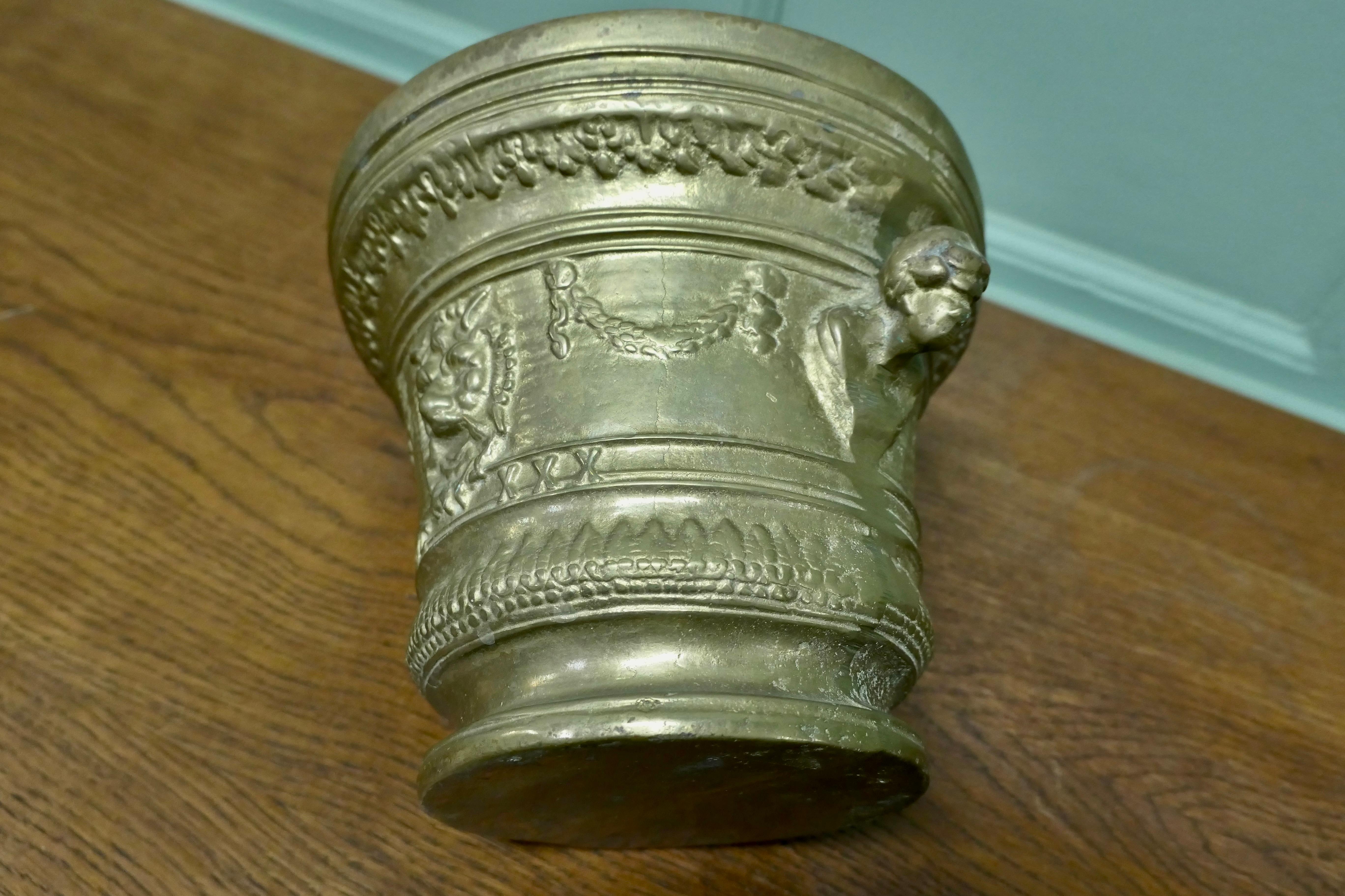 Großer schwerer gotischer Mörser und Stößel aus Messing im Angebot 2