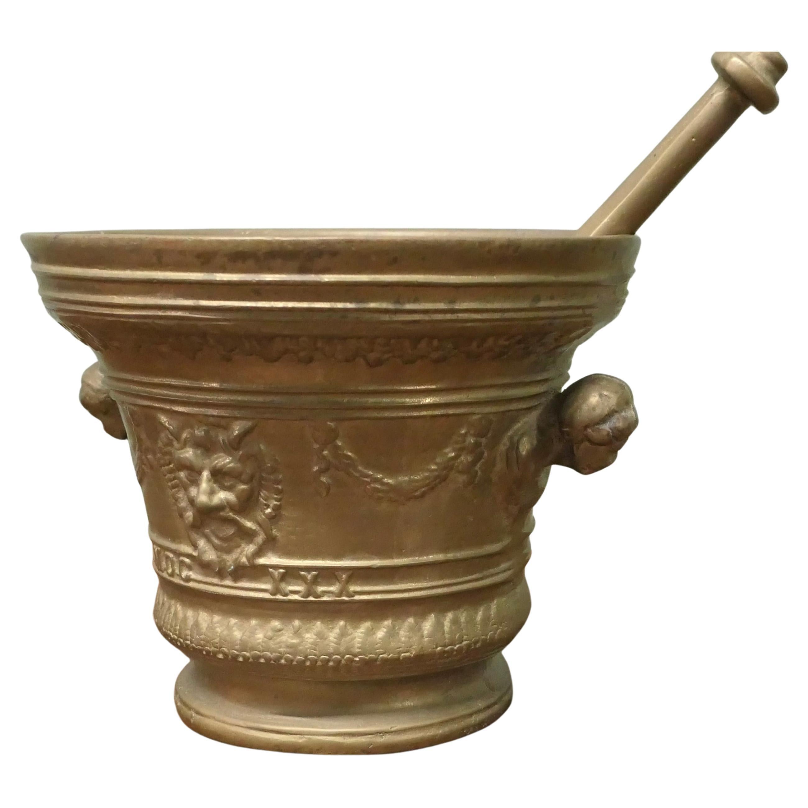 Großer schwerer gotischer Mörser und Stößel aus Messing im Angebot