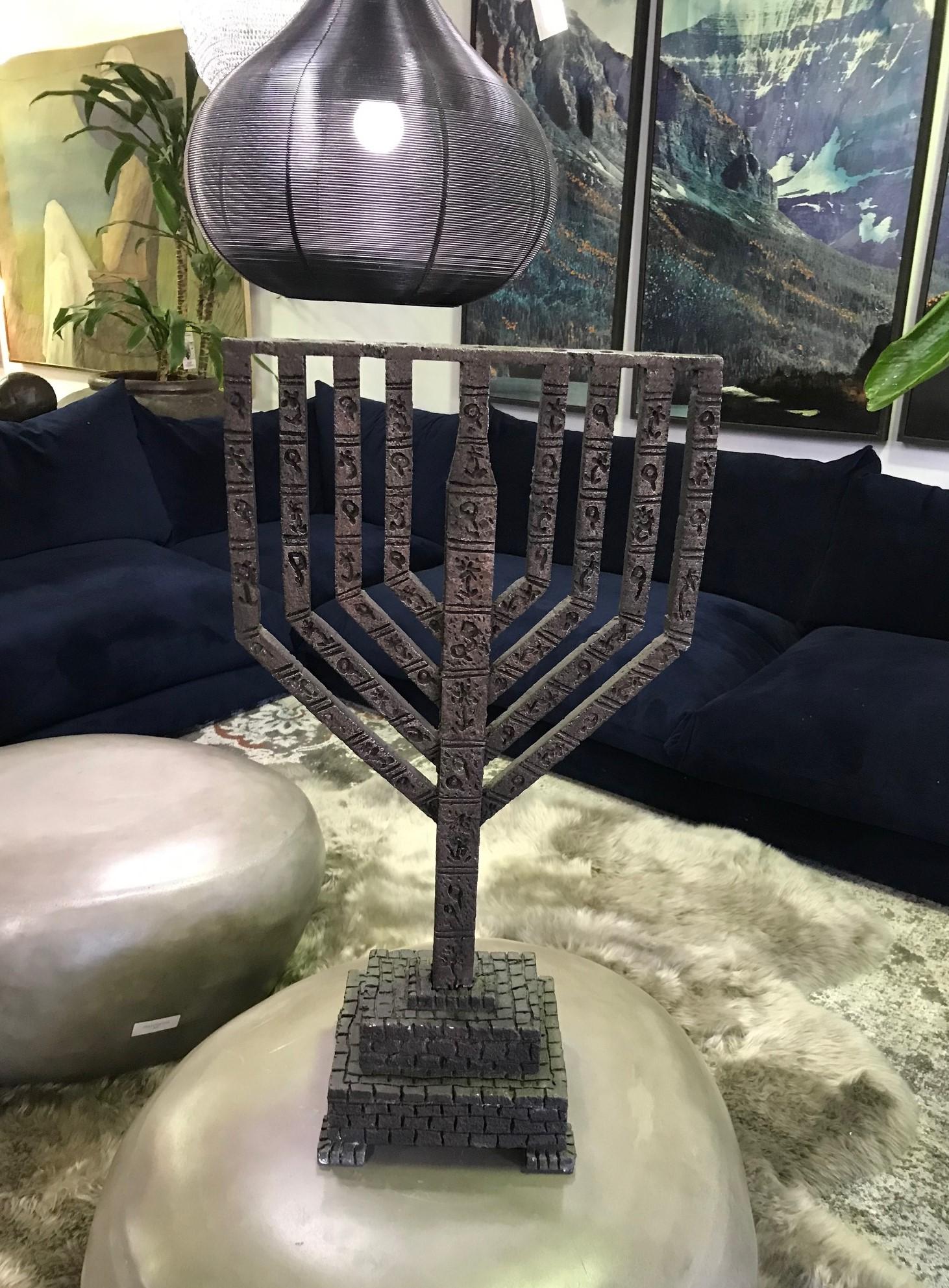 Große, schwere, brutalistische, handgeschmiedete israelische Hanukkah-Menorah-Skulptur aus Eisen (Brutalismus) im Angebot