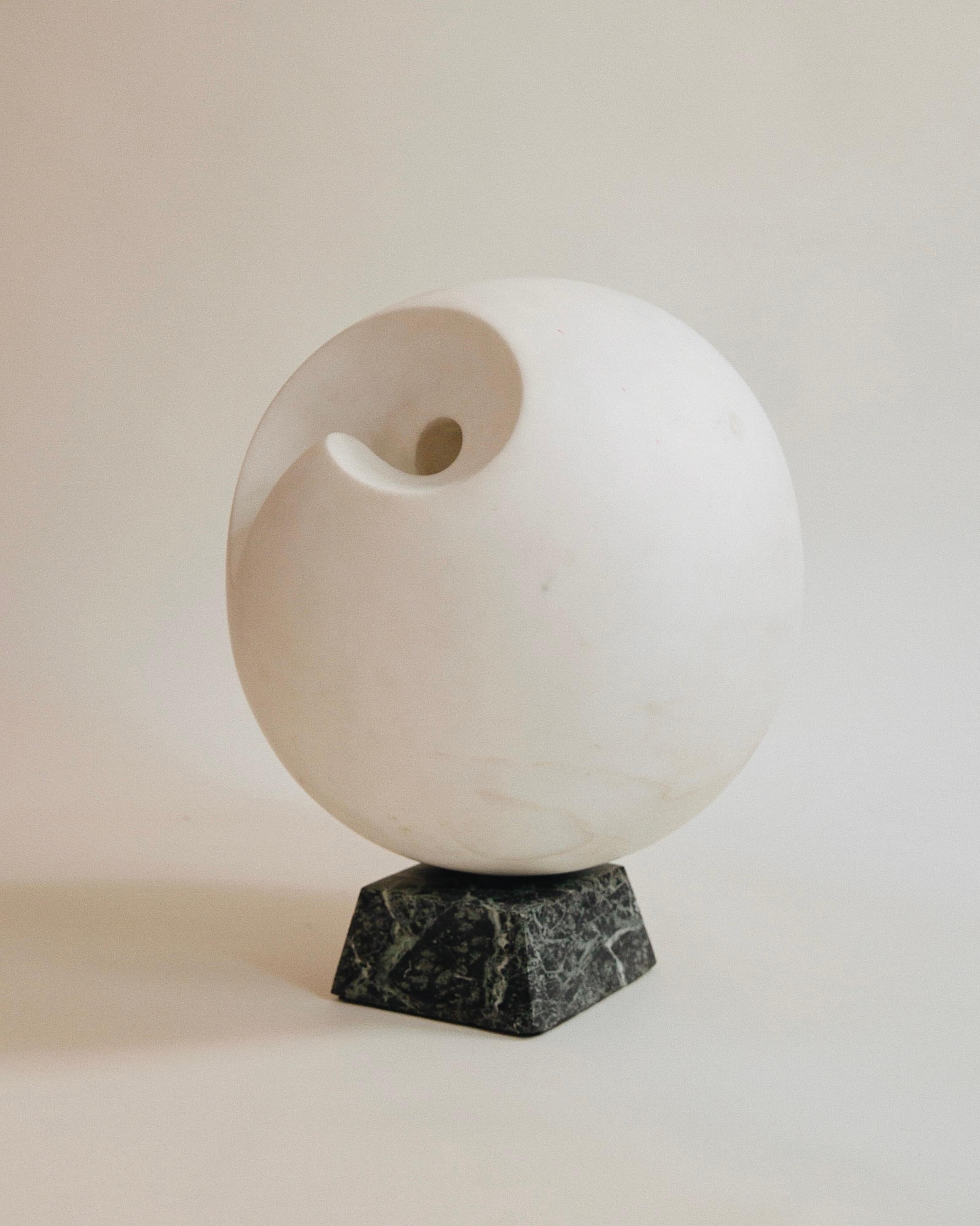 A very heavy and large scale carved abstract sculpture in the manner of Barbara Hepworth (1903 - 1975). 

Solid Carrara marble. British School, Circa 1970.

There are a few scratches and marks but nothing serious or any damage. 

Will be
