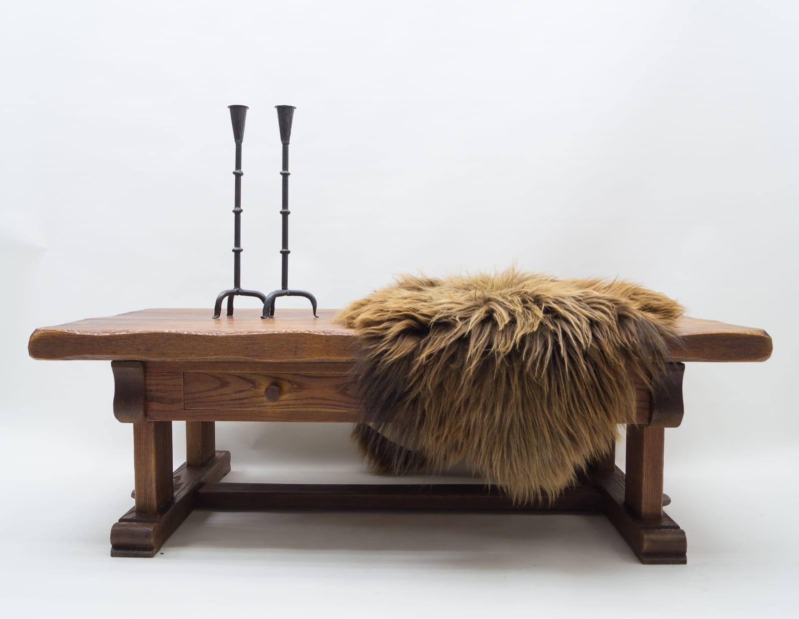 Grande et lourde table basse rustique en chêne massif, France années 1960

Très bon état. Nous avons poncé légèrement le dessus et l'avons laissé pénétrer pour ne pas changer le caractère de la table. Ça a l'air très authentique. Nous adorons la