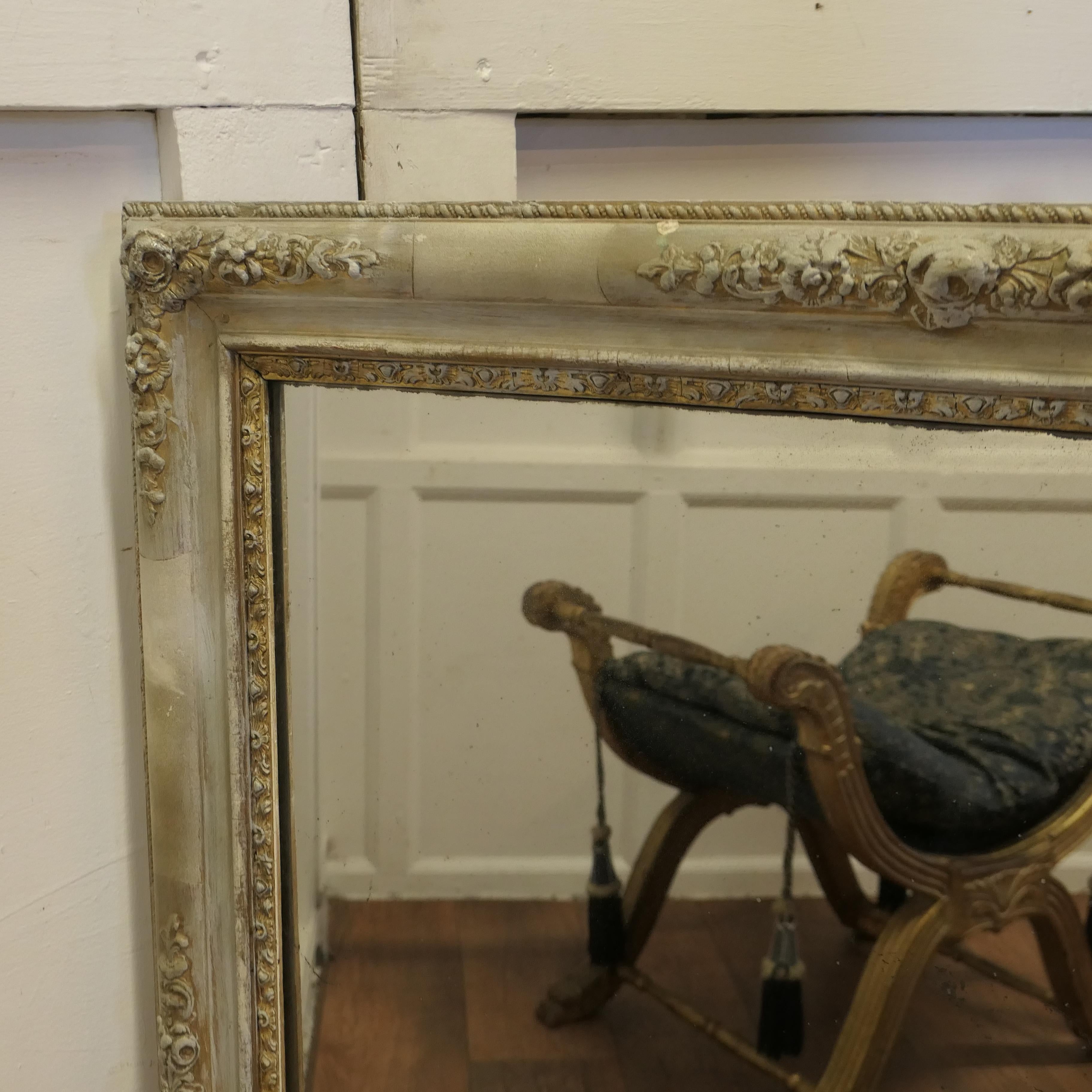 XIXe siècle Grand miroir mural français lourd  Il s'agit d'une charmante pièce d'Elegance. en vente