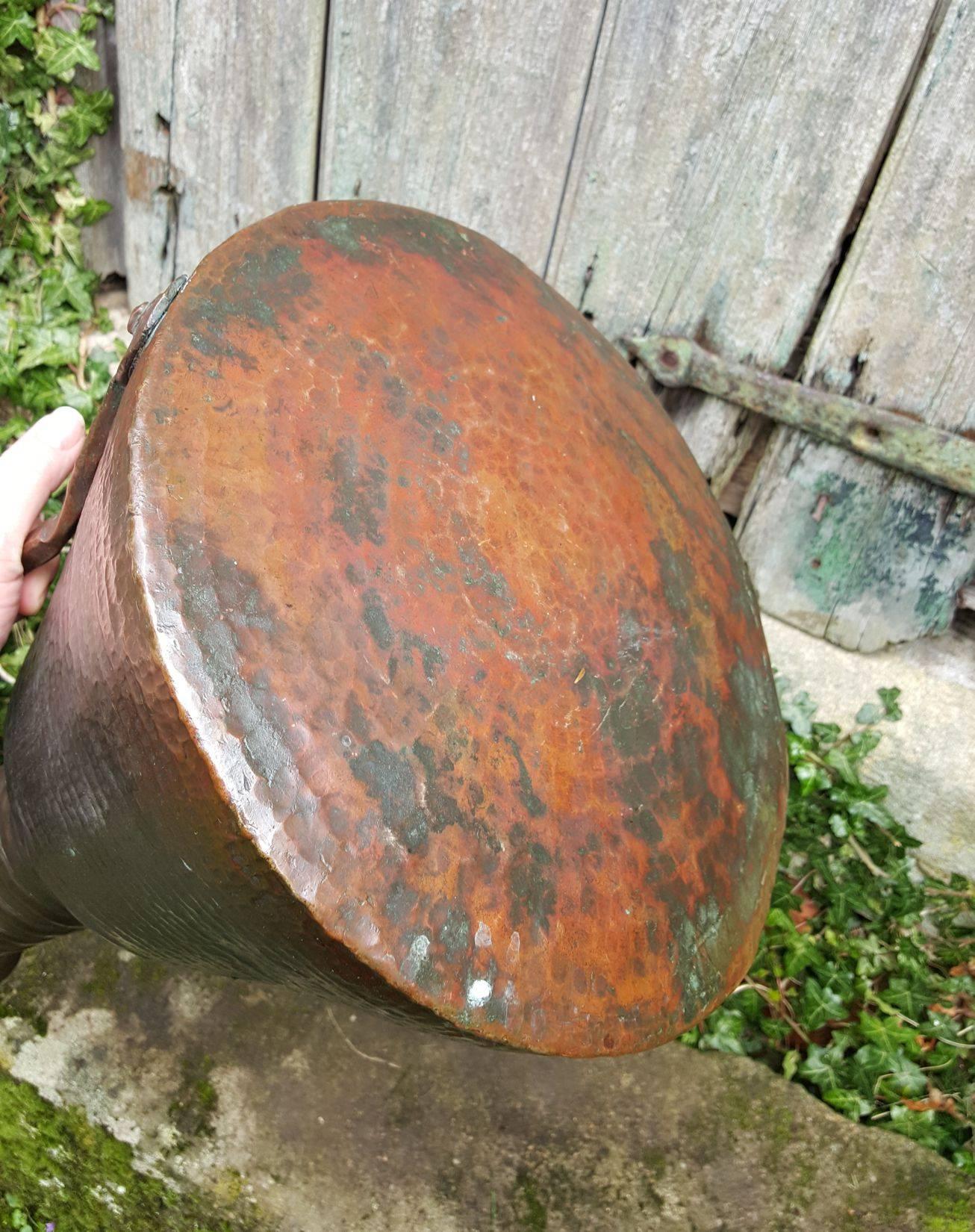 Martelé Grande cruche en cuivre lourde fabriquée à la main en vente