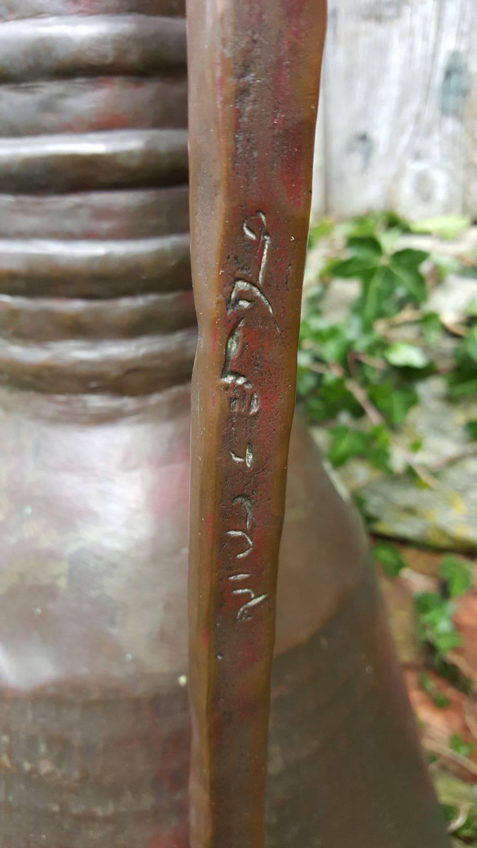 20ième siècle Grande cruche en cuivre lourde fabriquée à la main en vente