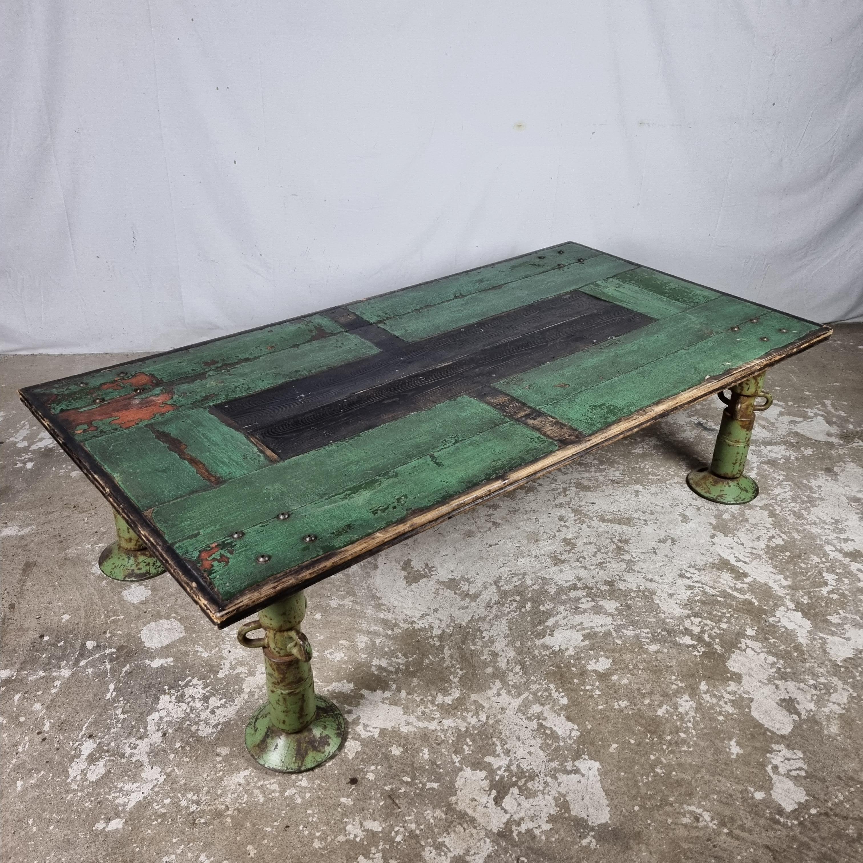 Large heavy industrial vintage coffee table from reclaimed wood, cast iron legs In Fair Condition In GOIRLE, NL