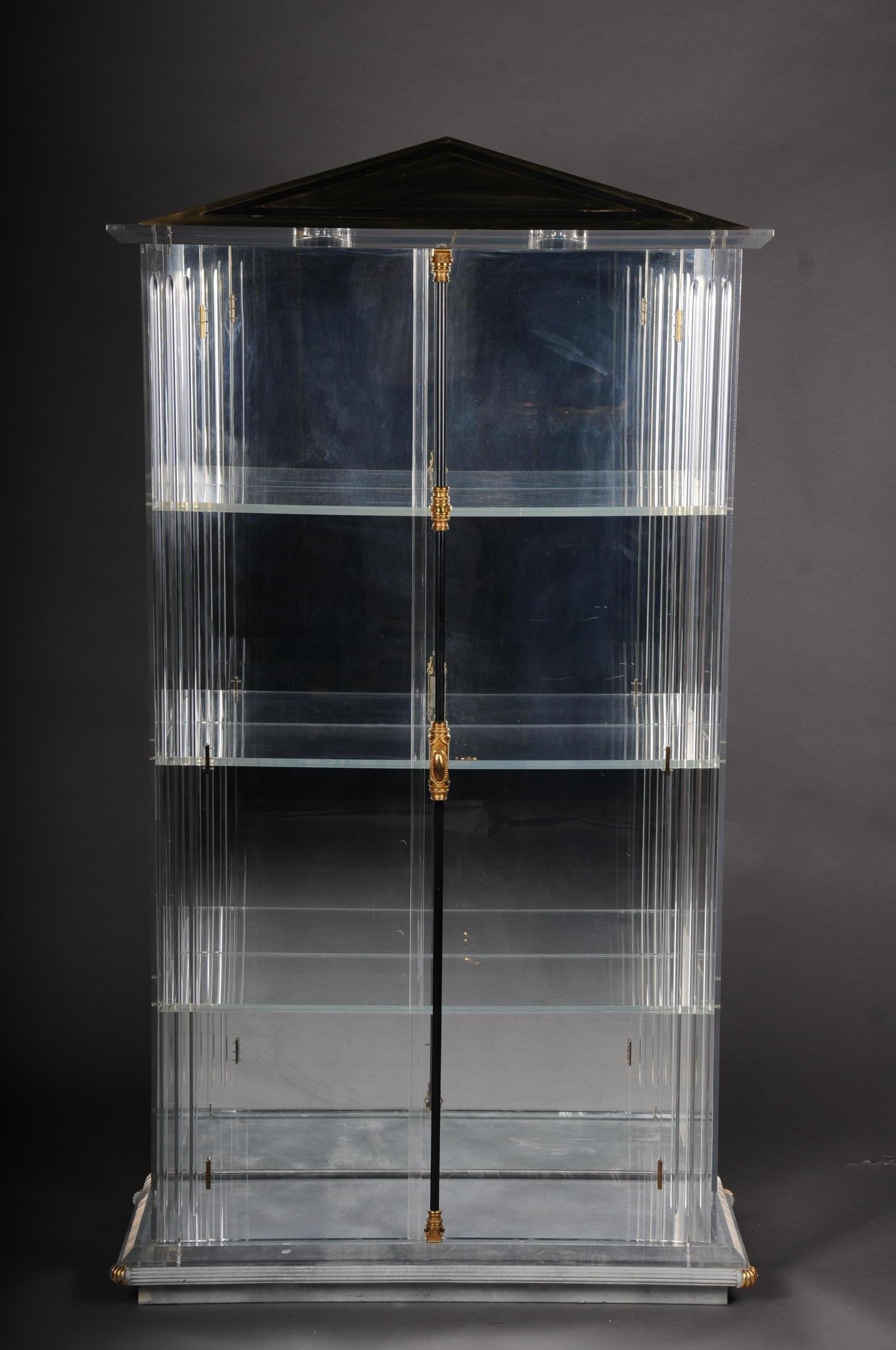 Large, heavy Italian designer acrylic showcase, 20th century

Entire body made of solid acrylic. Crowned with a so-called shingle roof made of brass.
2 integrated halogen spotlights. Showcase on a rectangular body. Two doors with a rod lock. 3