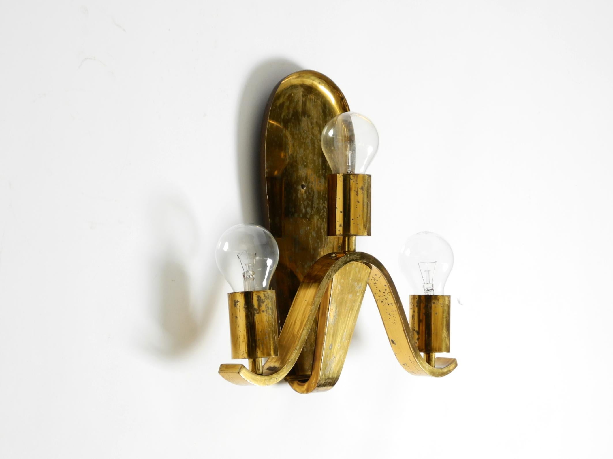 Mid-Century moderno Grande e pesante applique in ottone della metà del secolo scorso proveniente da una chiesa tedesca in vendita