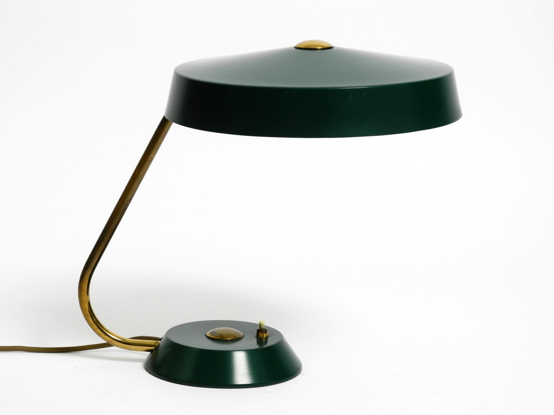 Large heavy Mid Century metal table lamp in British Green in dreamlike condition For Sale 11