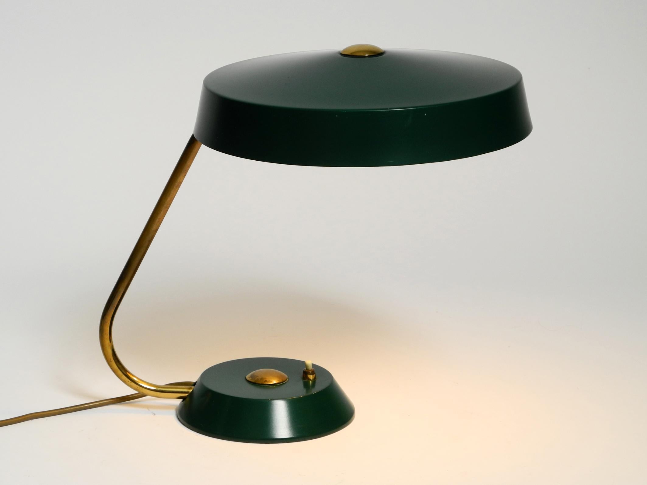 Large heavy Mid Century metal table lamp in British Green in dreamlike condition For Sale 12