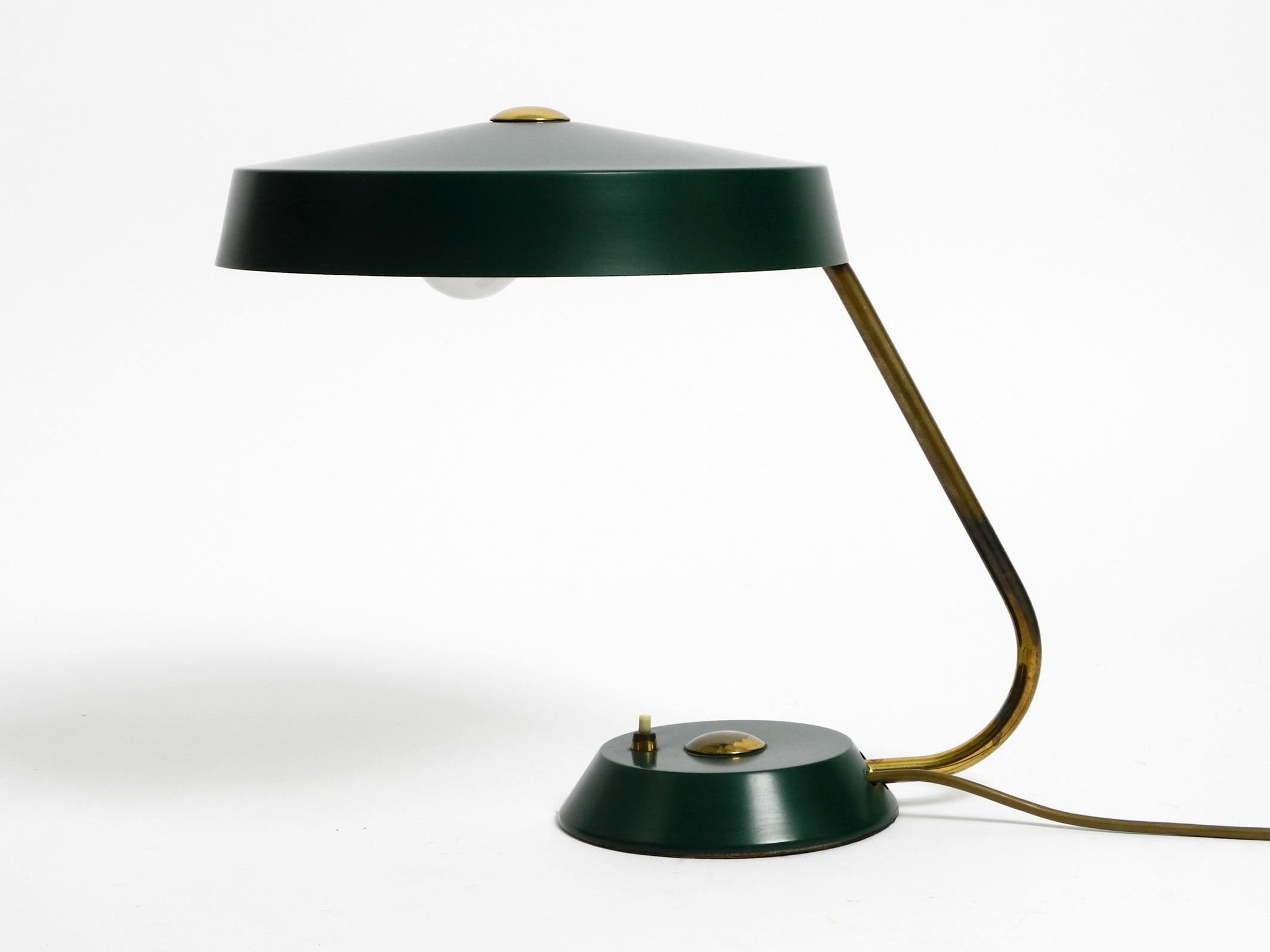 Large heavy Mid Century metal table lamp in British Green in dreamlike condition In Good Condition For Sale In München, DE