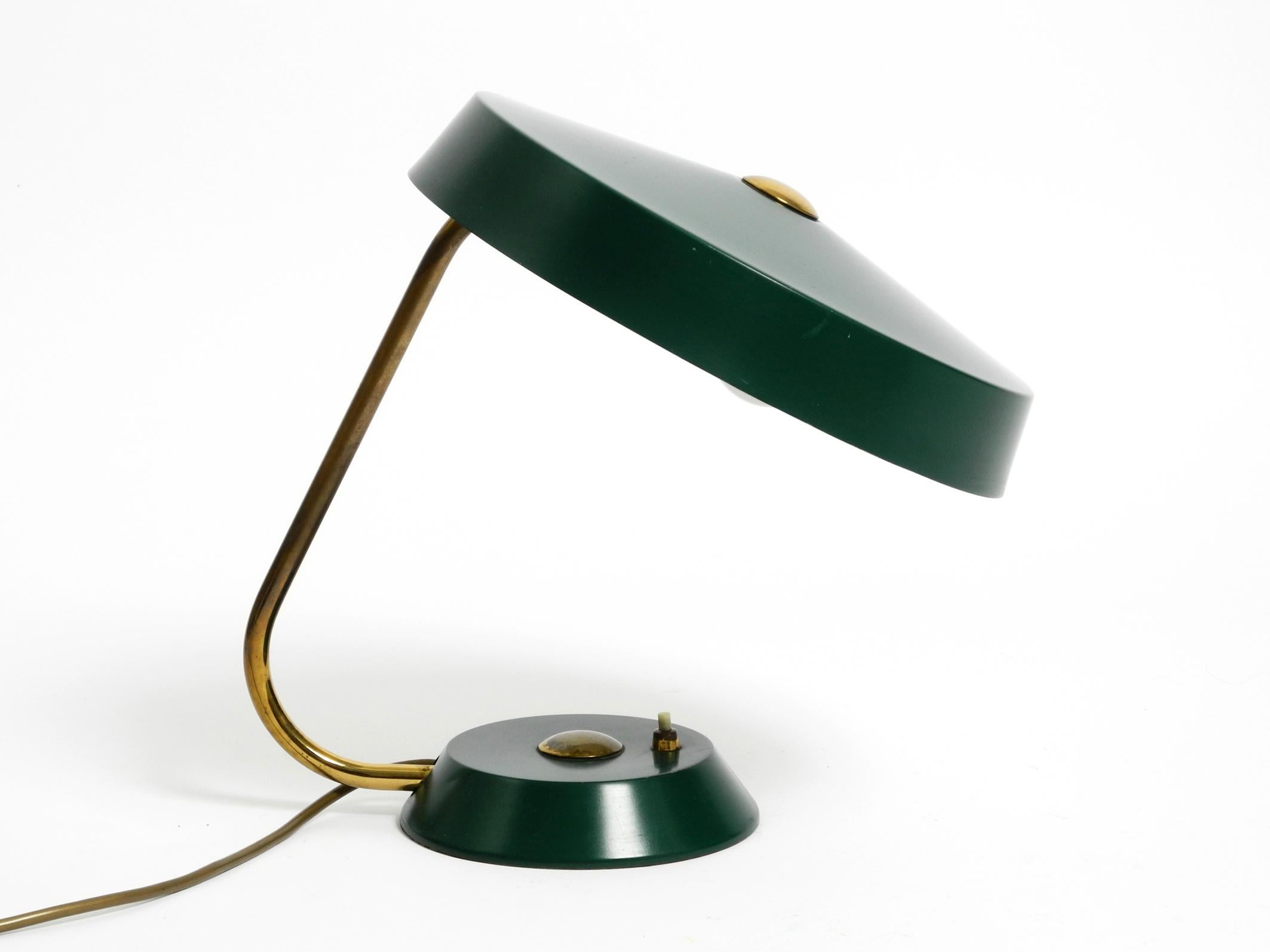 Large heavy Mid Century metal table lamp in British Green in dreamlike condition For Sale 2