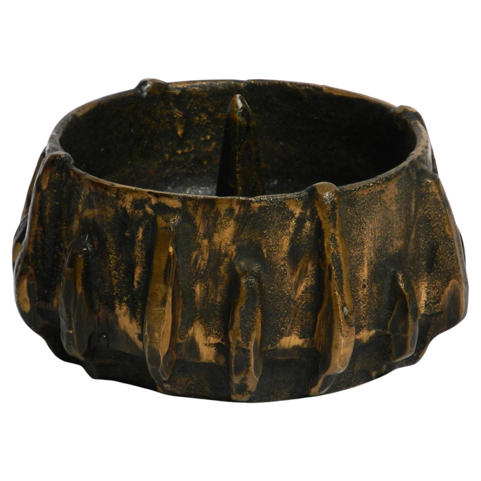 Außergewöhnlich großer, schwerer Mid Century Modern-Tischkerzenhalter aus Bronze in typisch brutalistischem Design. Schöne, seltene Dekoration für alle Wohnbereiche.
Das hochwertige Designstück wiegt ca. 3 kg.
Für eine große Kerze mit einem