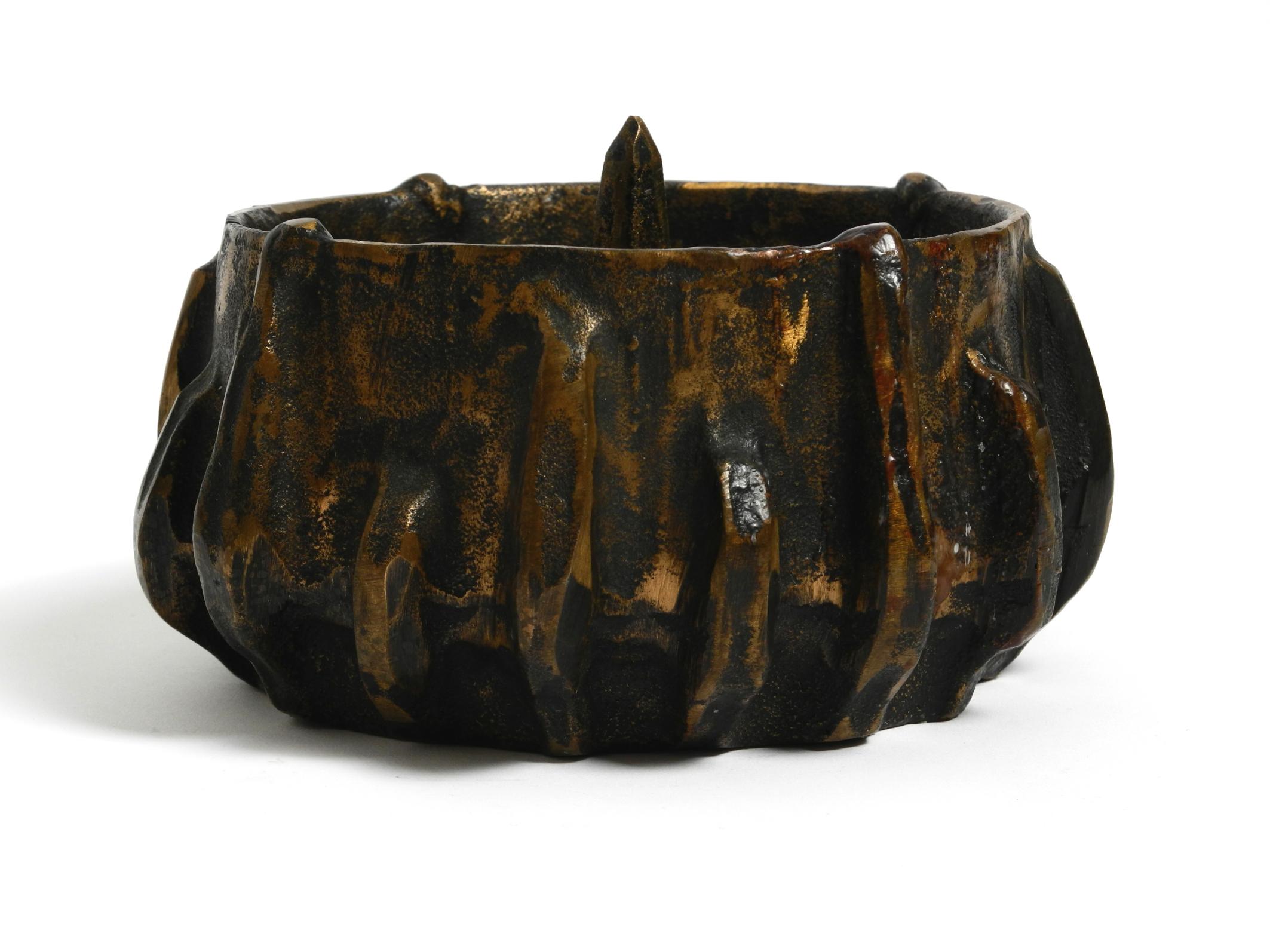 Großer schwerer Mid-Century-Modern-Kerzenleuchter aus Bronze in brutalistischem Design (Europäisch) im Angebot