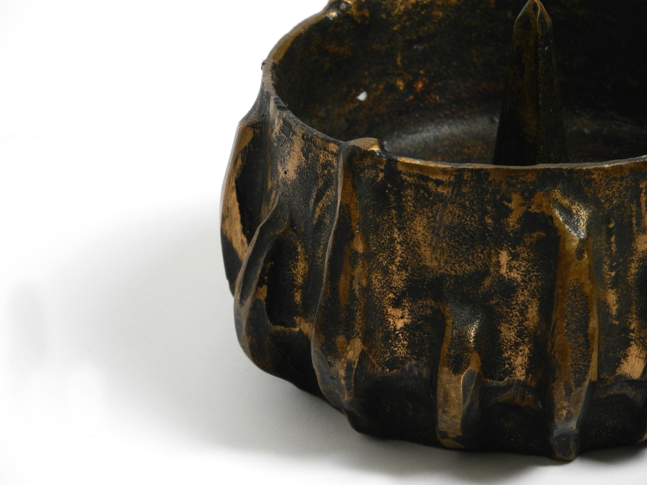 Großer schwerer Mid-Century-Modern-Kerzenleuchter aus Bronze in brutalistischem Design im Angebot 1