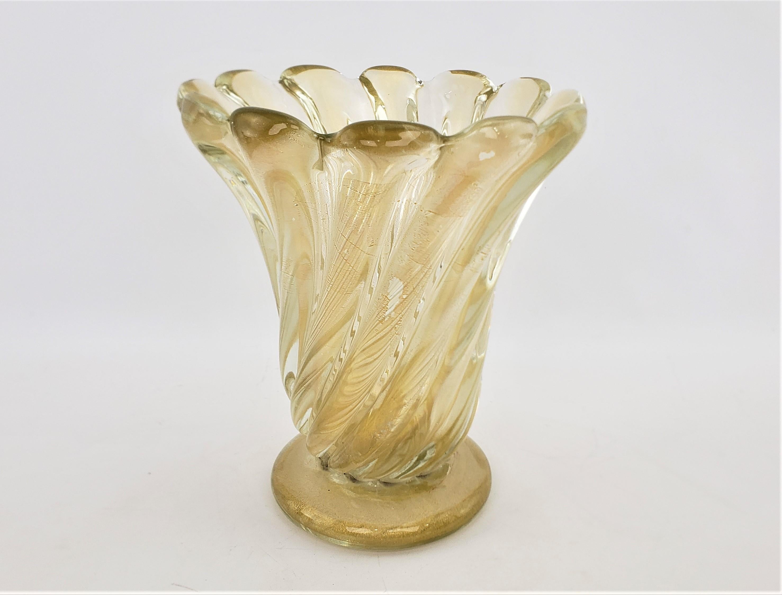 Fatto a mano Grande e pesante vaso in vetro artistico a spirale di Murano della metà del secolo scorso con avventurina in vendita