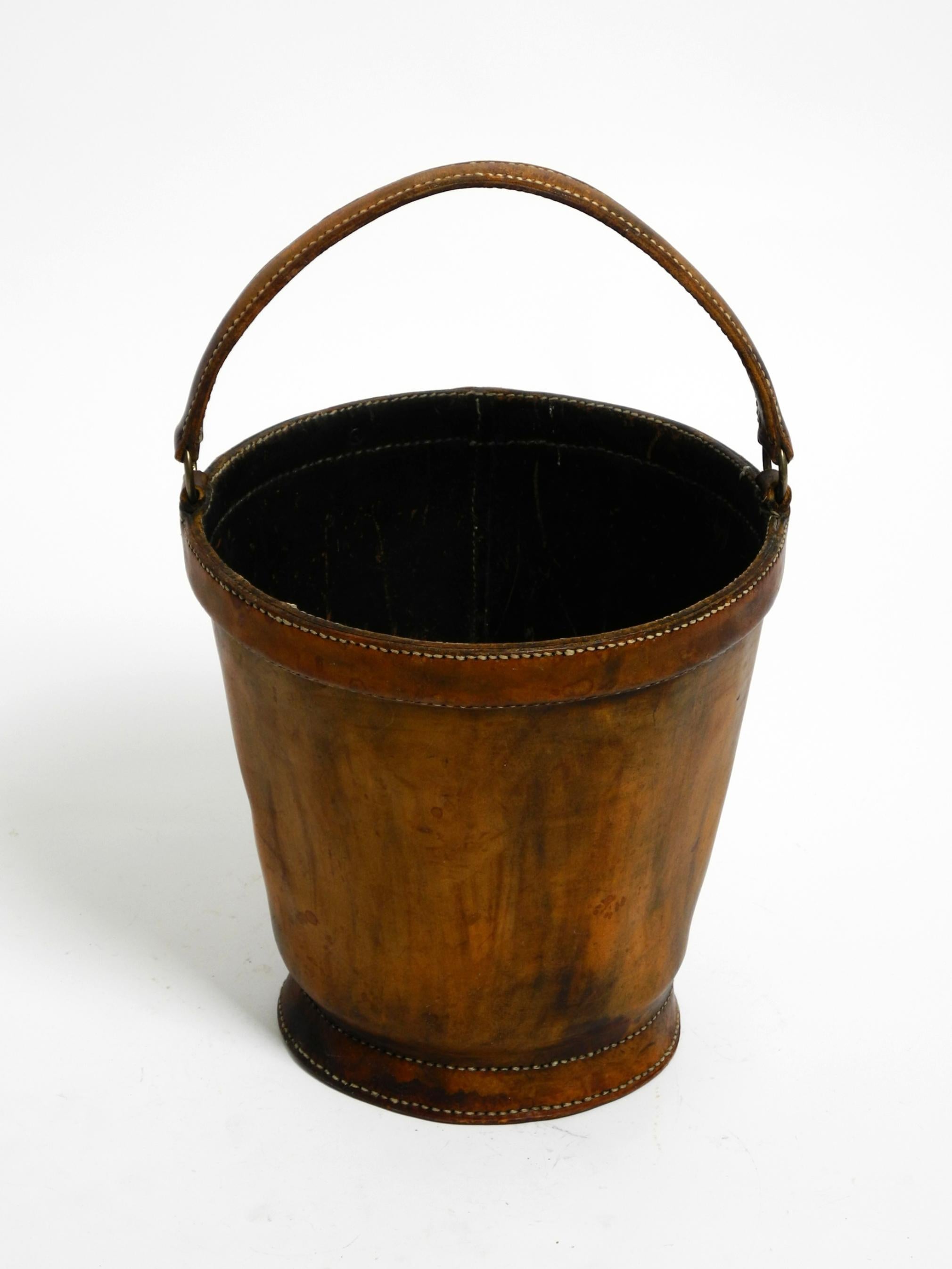 Large heavy Mid Century Modern paper basket made of sturdy thick cowhide im Angebot 4