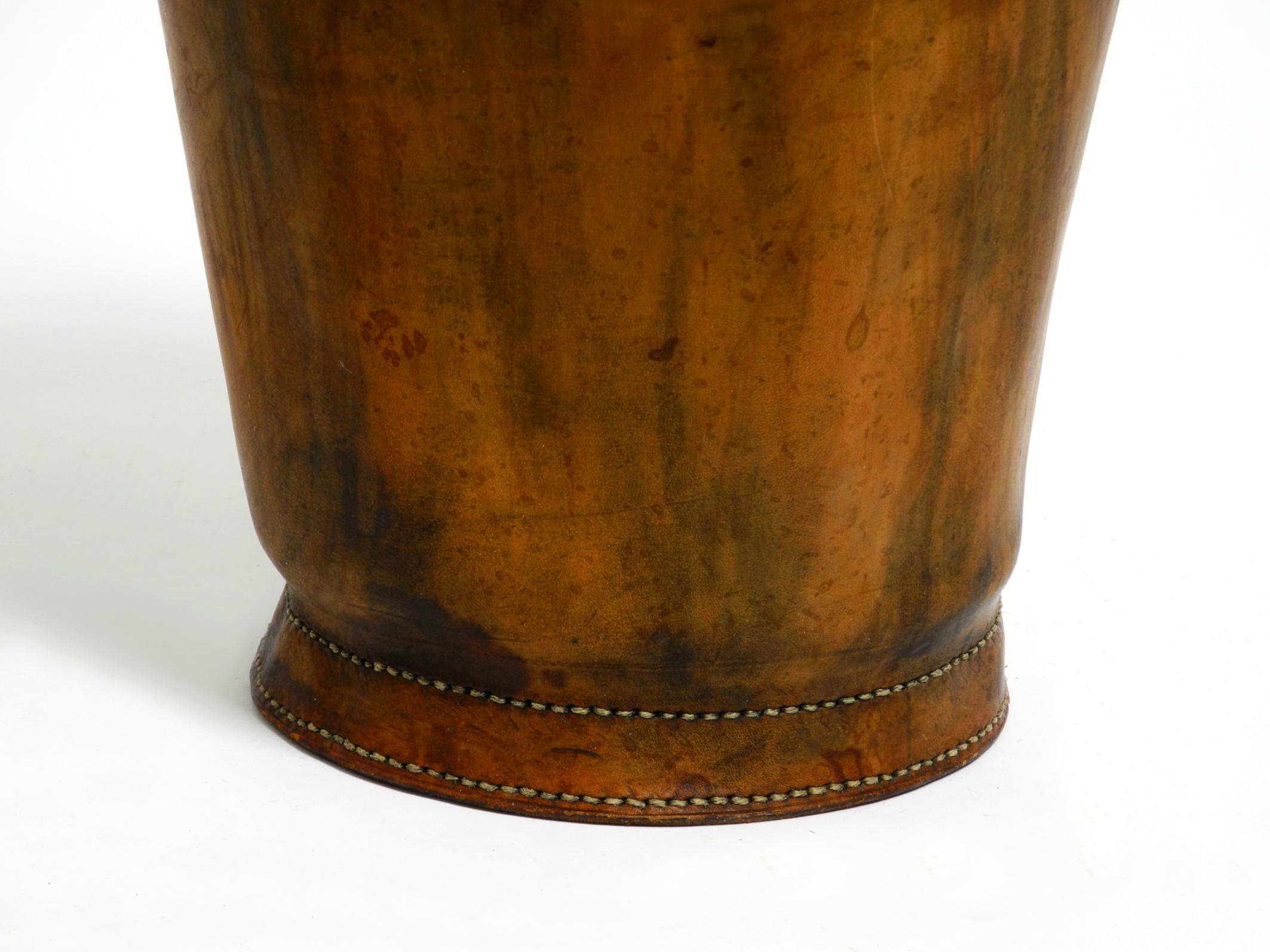 Large heavy Mid Century Modern paper basket made of sturdy thick cowhide im Angebot 5