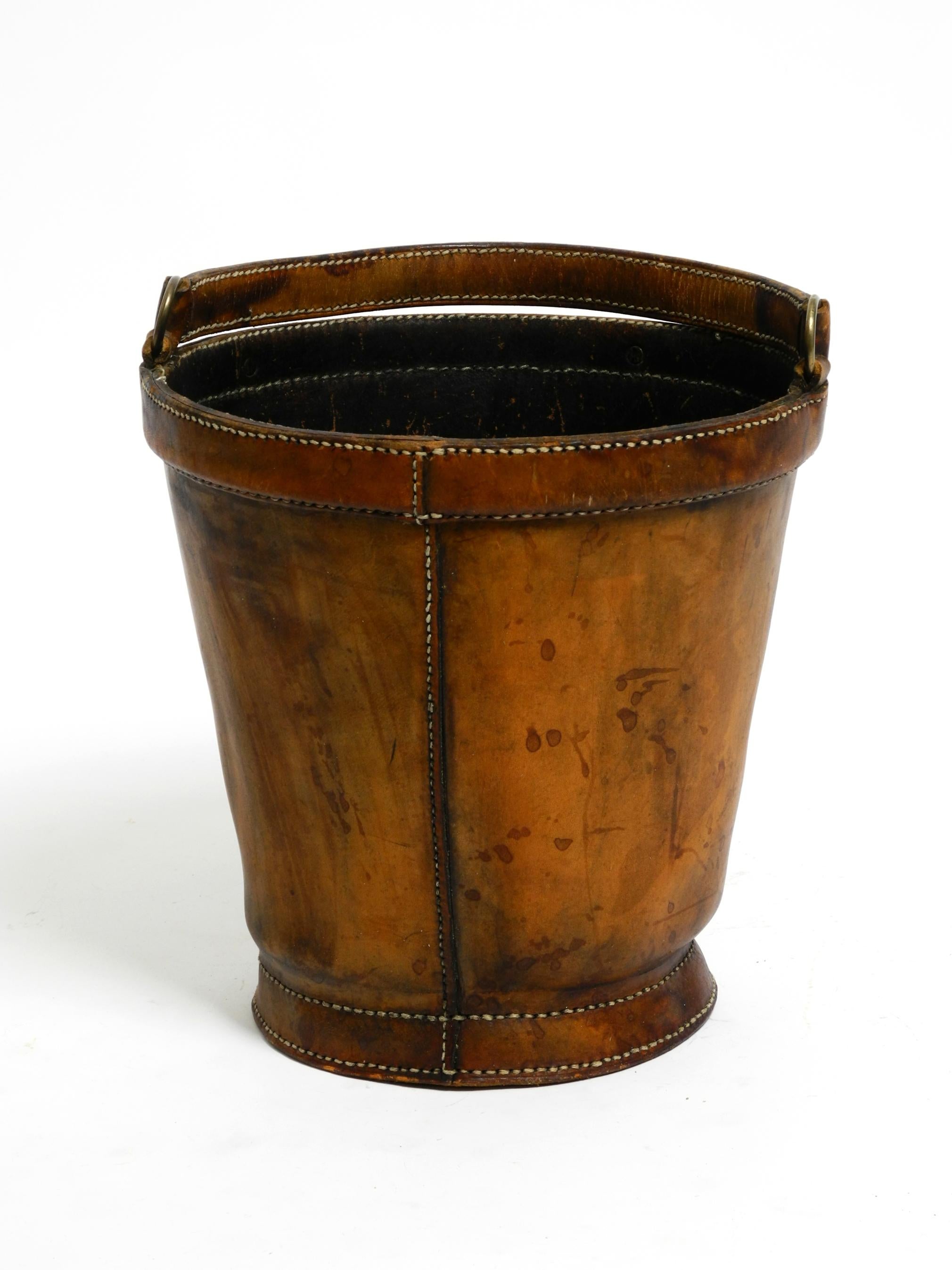 Large heavy Mid Century Modern paper basket made of sturdy thick cowhide (Moderne der Mitte des Jahrhunderts) im Angebot