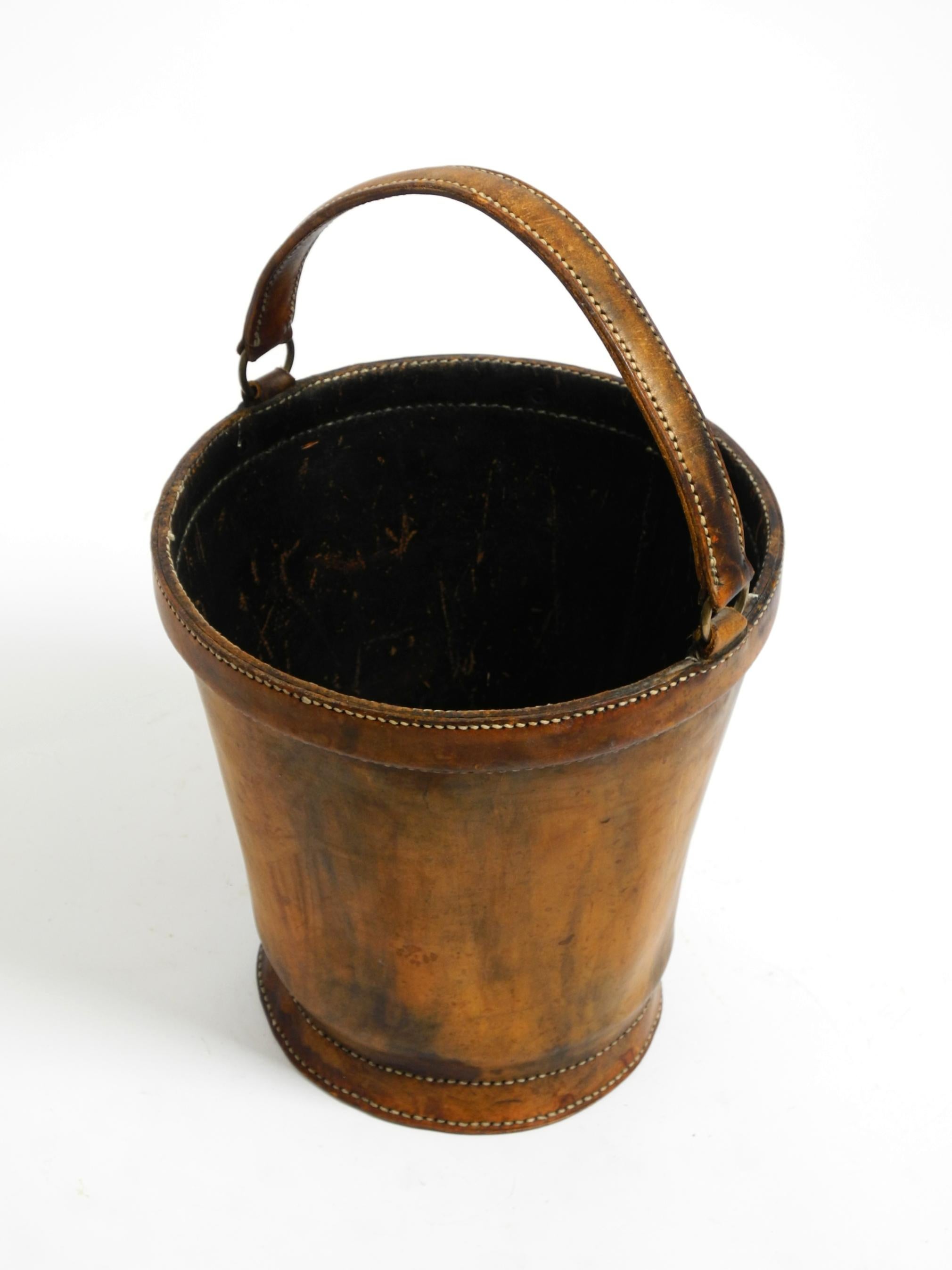 Large heavy Mid Century Modern paper basket made of sturdy thick cowhide (Europäisch) im Angebot