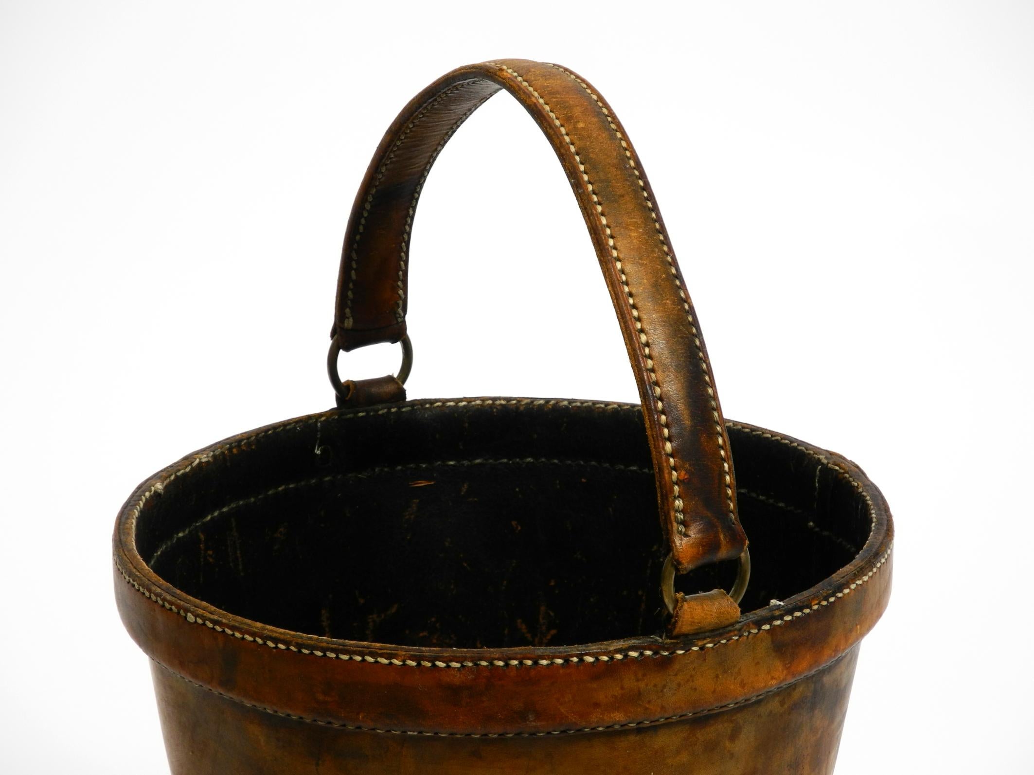 Large heavy Mid Century Modern paper basket made of sturdy thick cowhide im Zustand „Gut“ im Angebot in München, DE