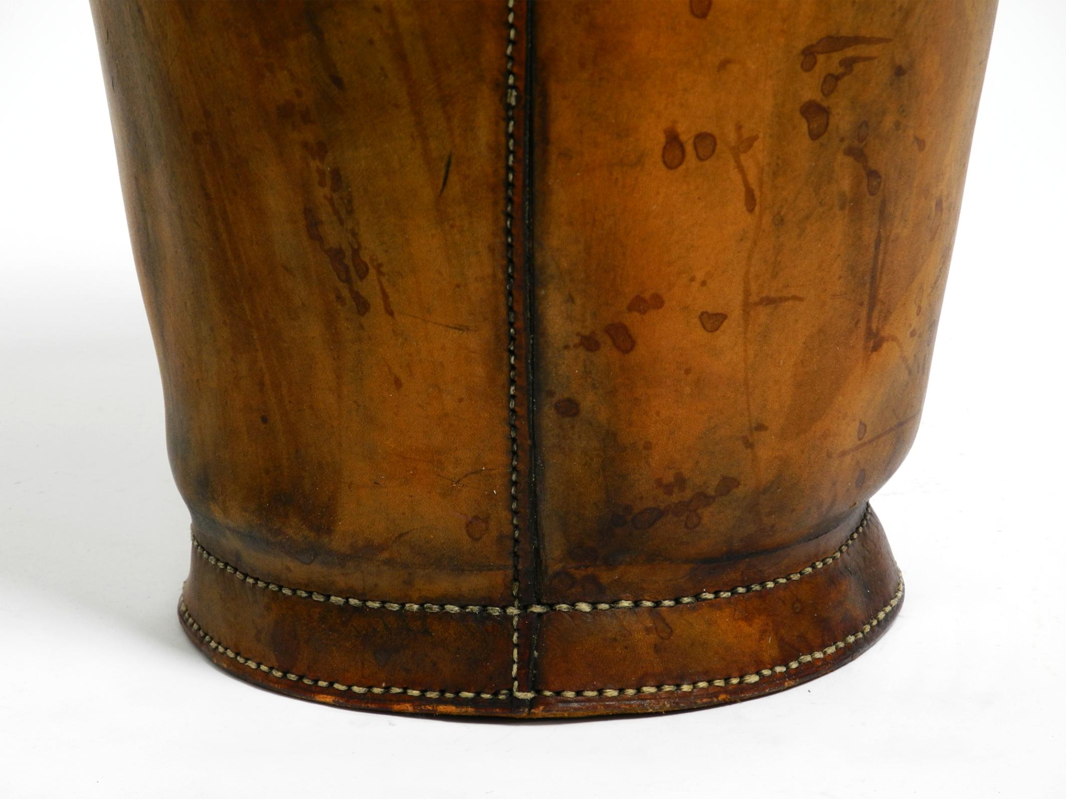 Large heavy Mid Century Modern paper basket made of sturdy thick cowhide (Mitte des 20. Jahrhunderts) im Angebot
