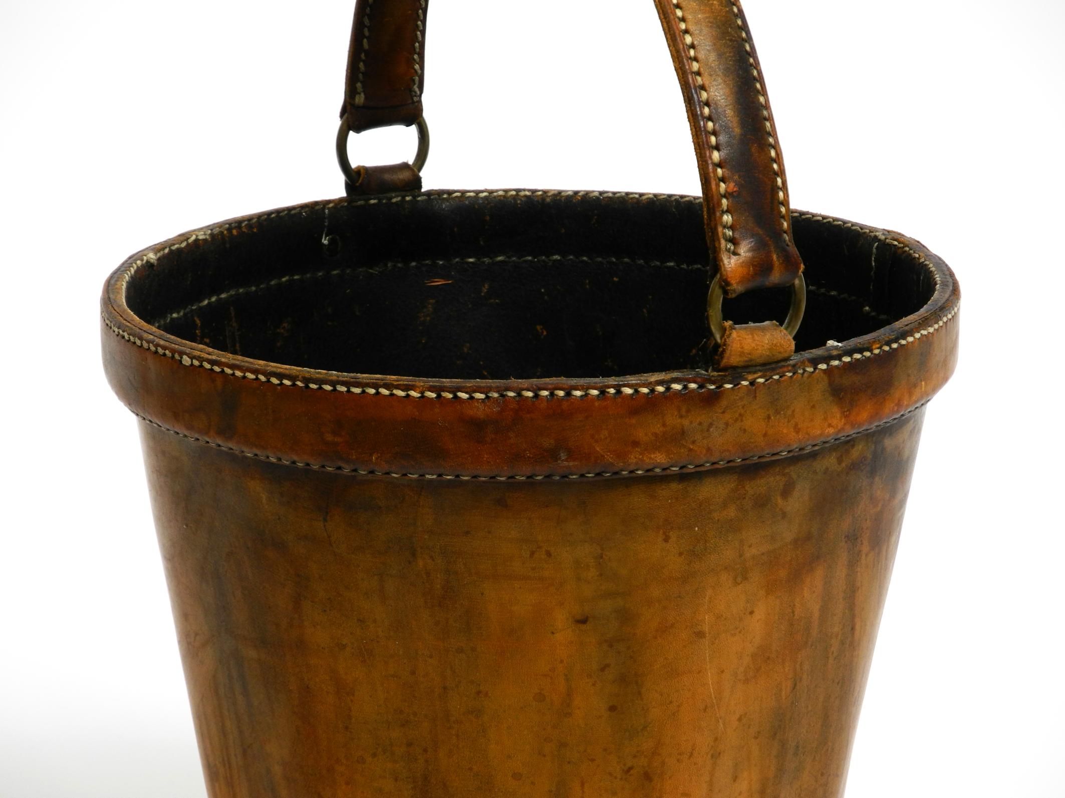 Large heavy Mid Century Modern paper basket made of sturdy thick cowhide (Rindsleder) im Angebot