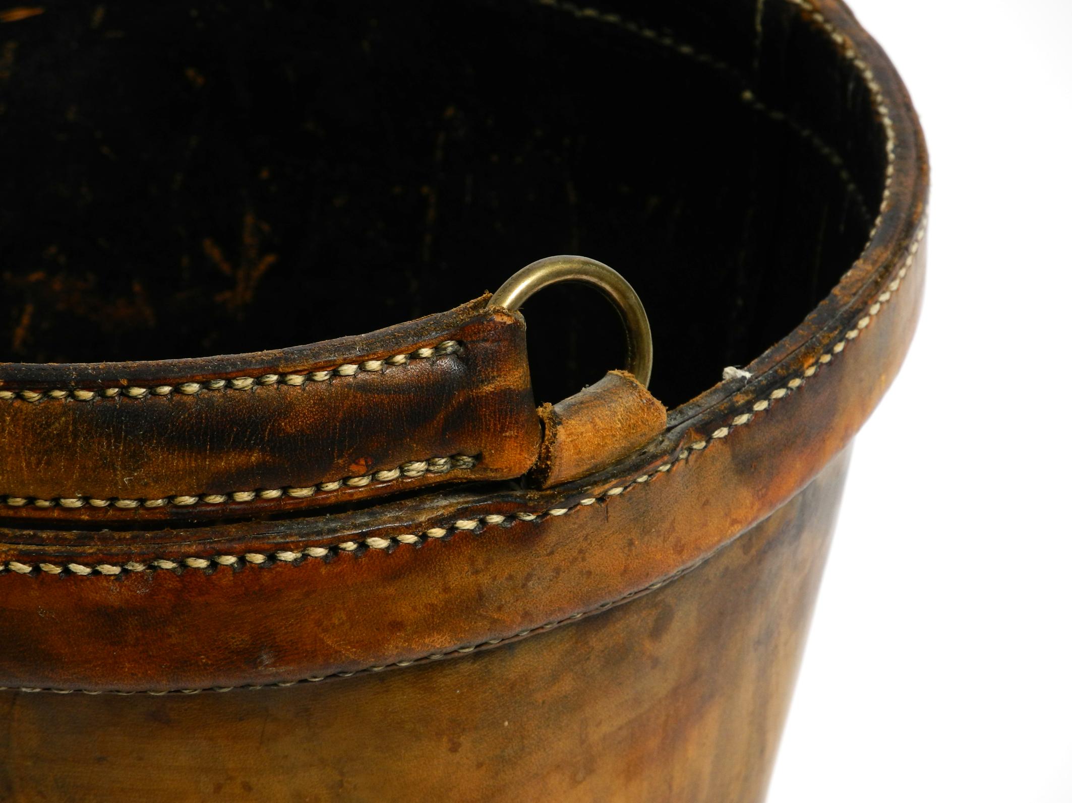Large heavy Mid Century Modern paper basket made of sturdy thick cowhide im Angebot 1