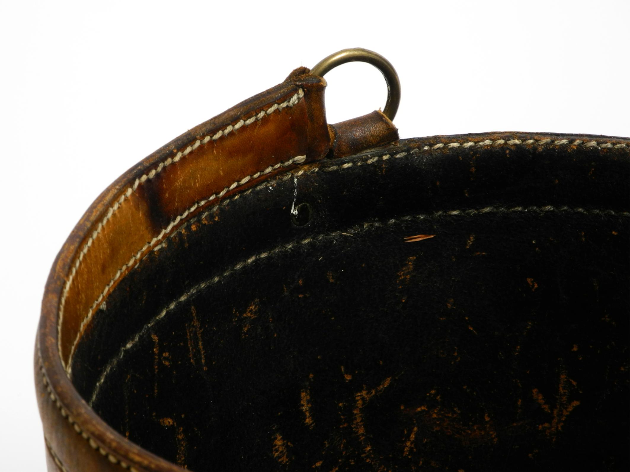 Large heavy Mid Century Modern paper basket made of sturdy thick cowhide im Angebot 2