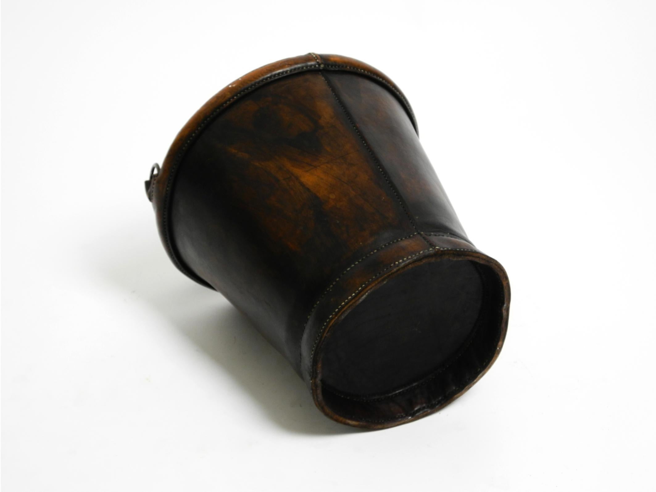 Large heavy Mid Century Modern waste or paper basket made of thick strong cowhid im Angebot 3