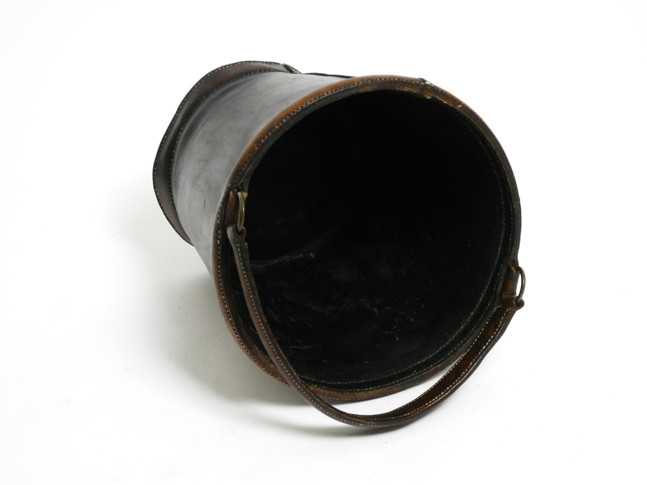 Large heavy Mid Century Modern waste or paper basket made of thick strong cowhid im Angebot 4