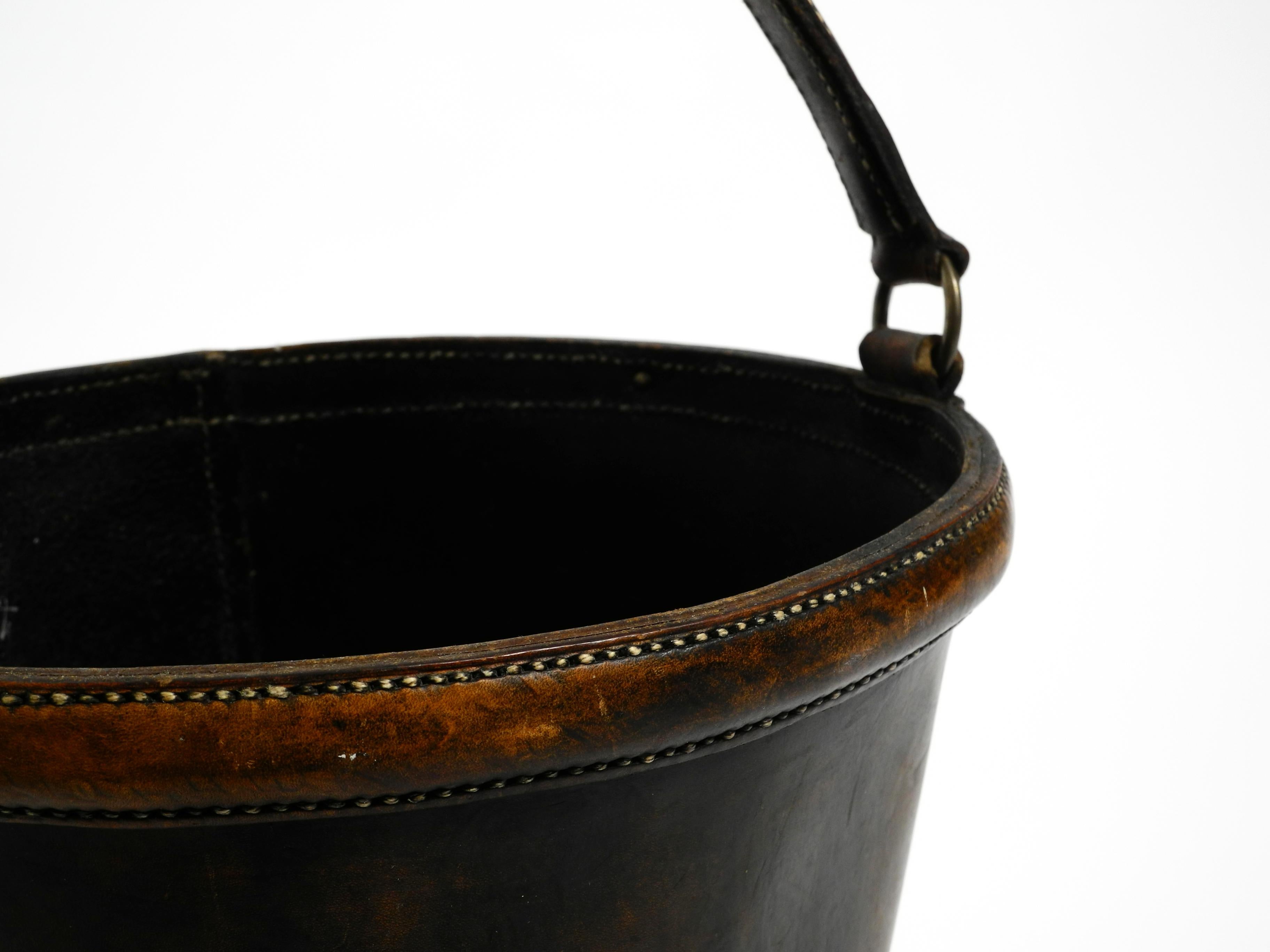 Large heavy Mid Century Modern waste or paper basket made of thick strong cowhid im Angebot 5