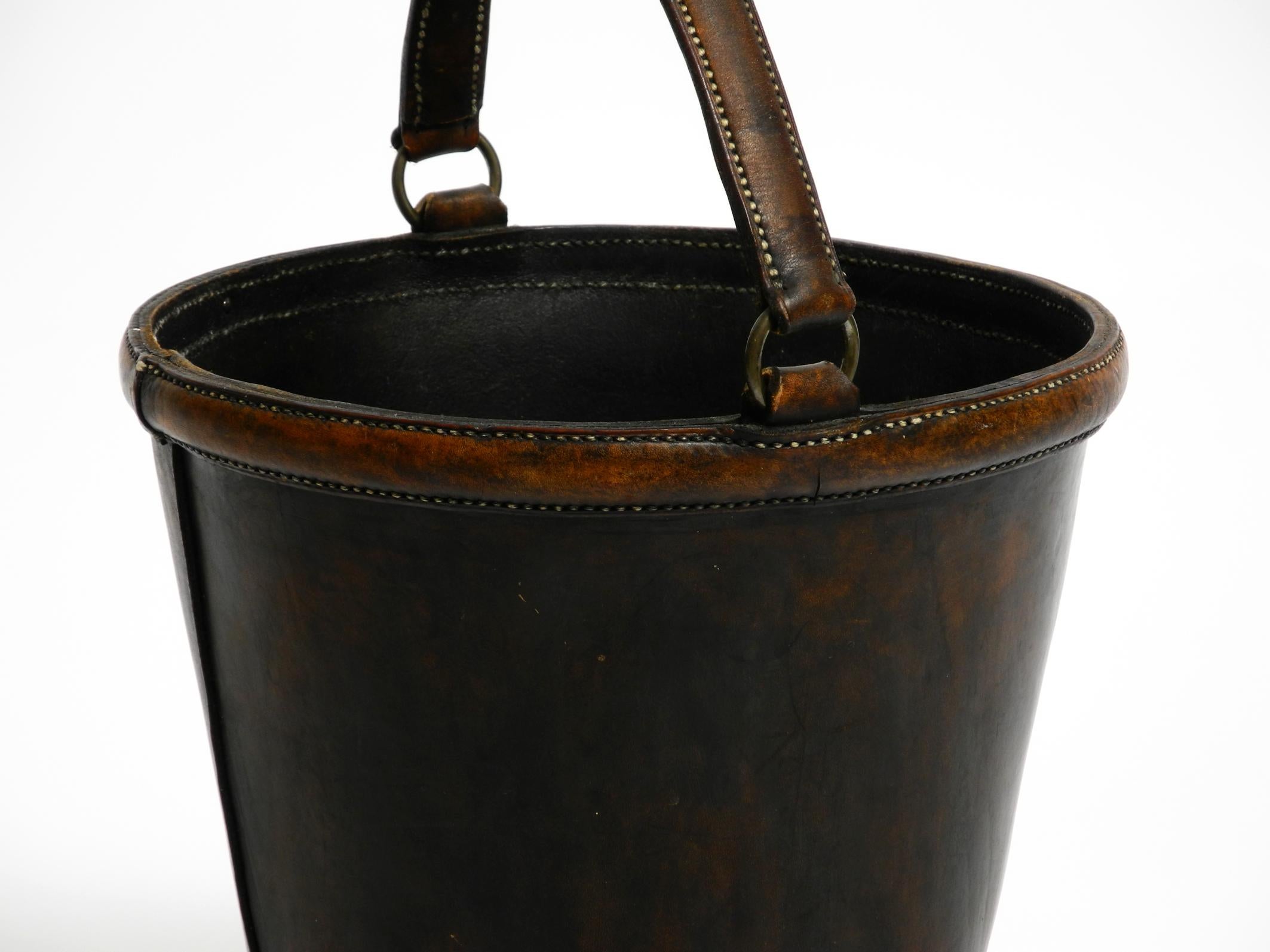 Large heavy Mid Century Modern waste or paper basket made of thick strong cowhid im Angebot 7