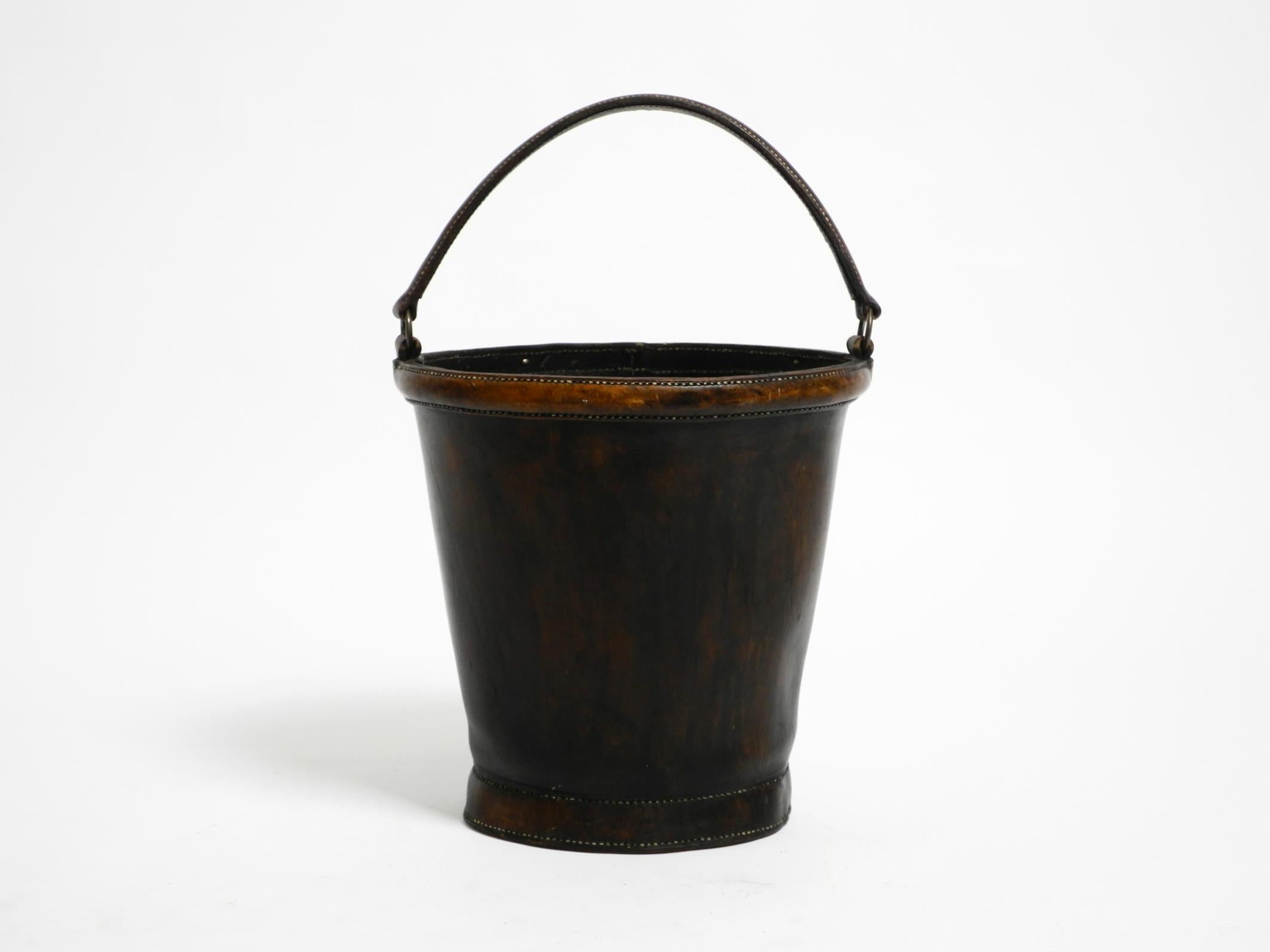 Large heavy Mid Century Modern waste or paper basket made of thick strong cowhid im Angebot 8