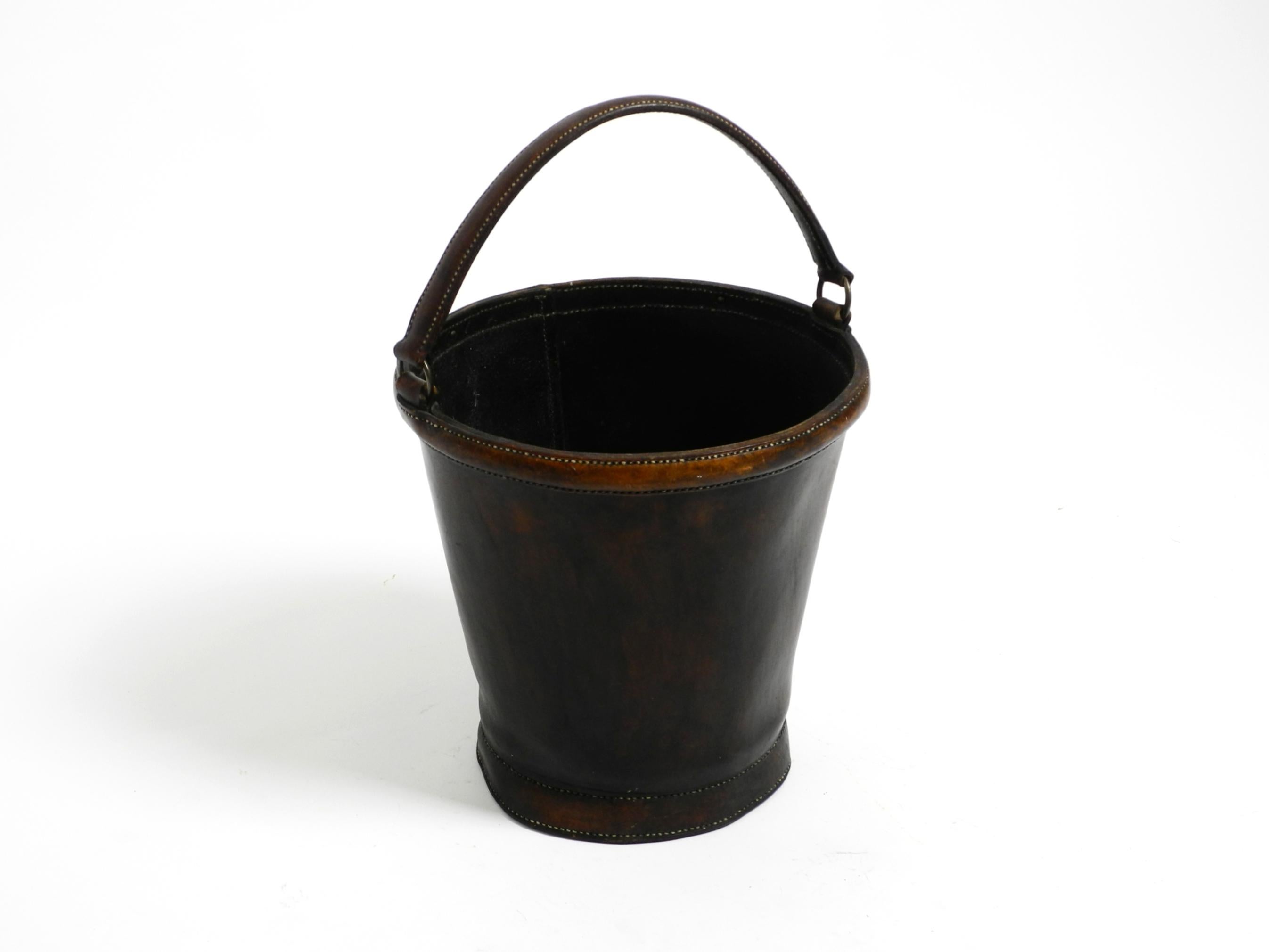 Large heavy Mid Century Modern waste or paper basket made of thick strong cowhid (Moderne der Mitte des Jahrhunderts) im Angebot