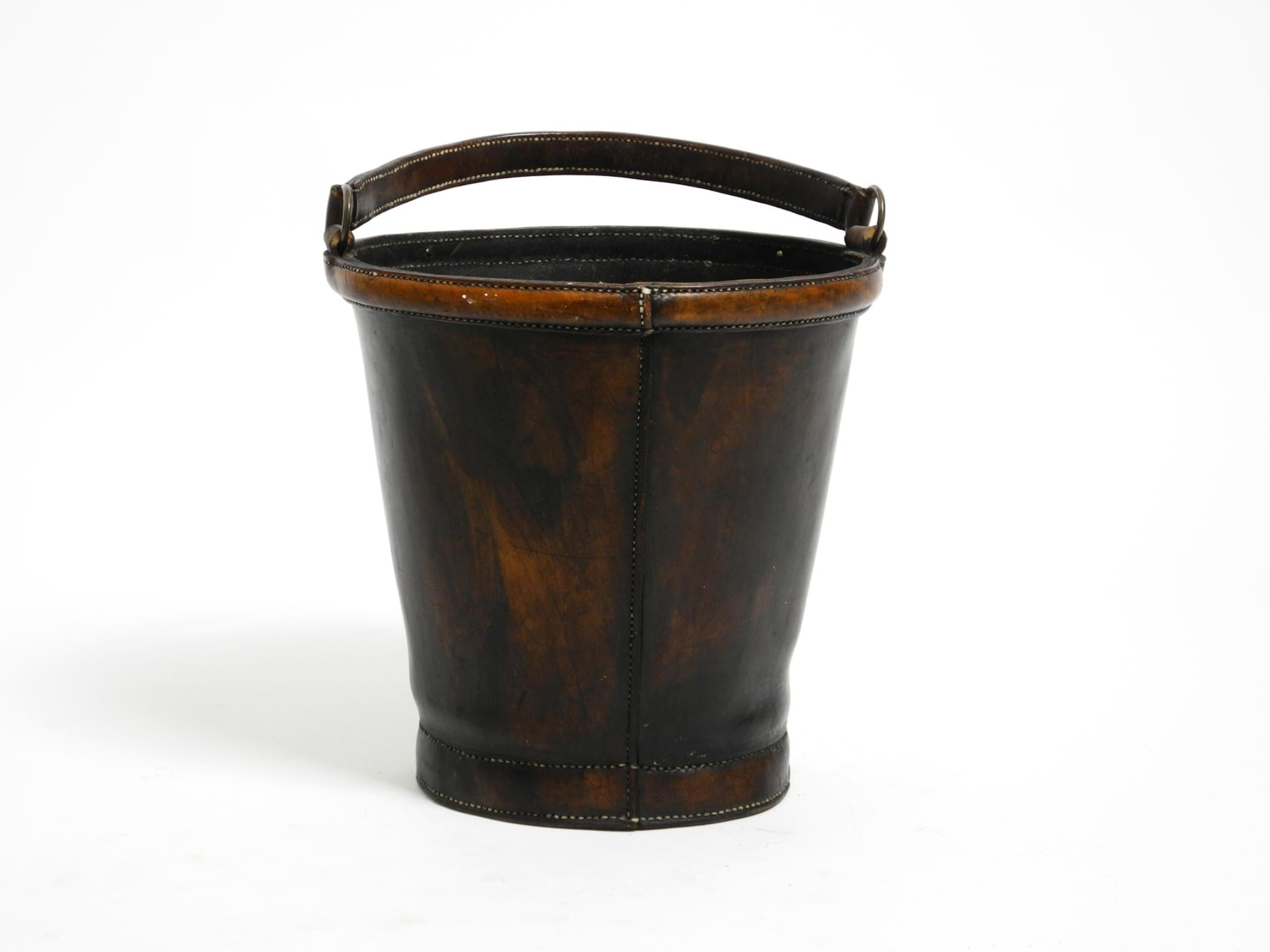 Large heavy Mid Century Modern waste or paper basket made of thick strong cowhid (Europäisch) im Angebot