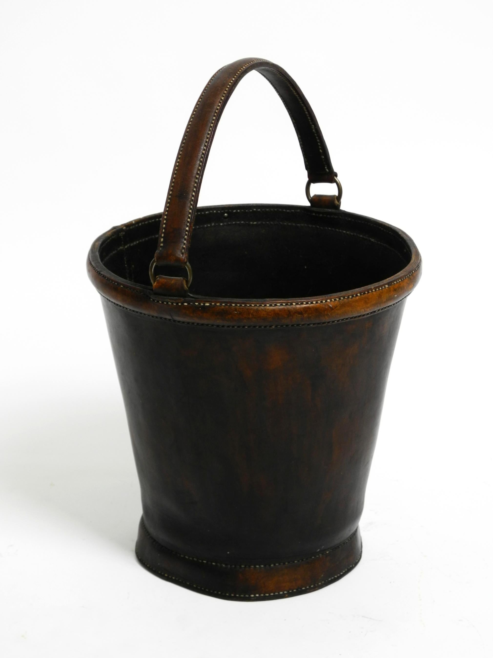 Large heavy Mid Century Modern waste or paper basket made of thick strong cowhid im Zustand „Gut“ im Angebot in München, DE