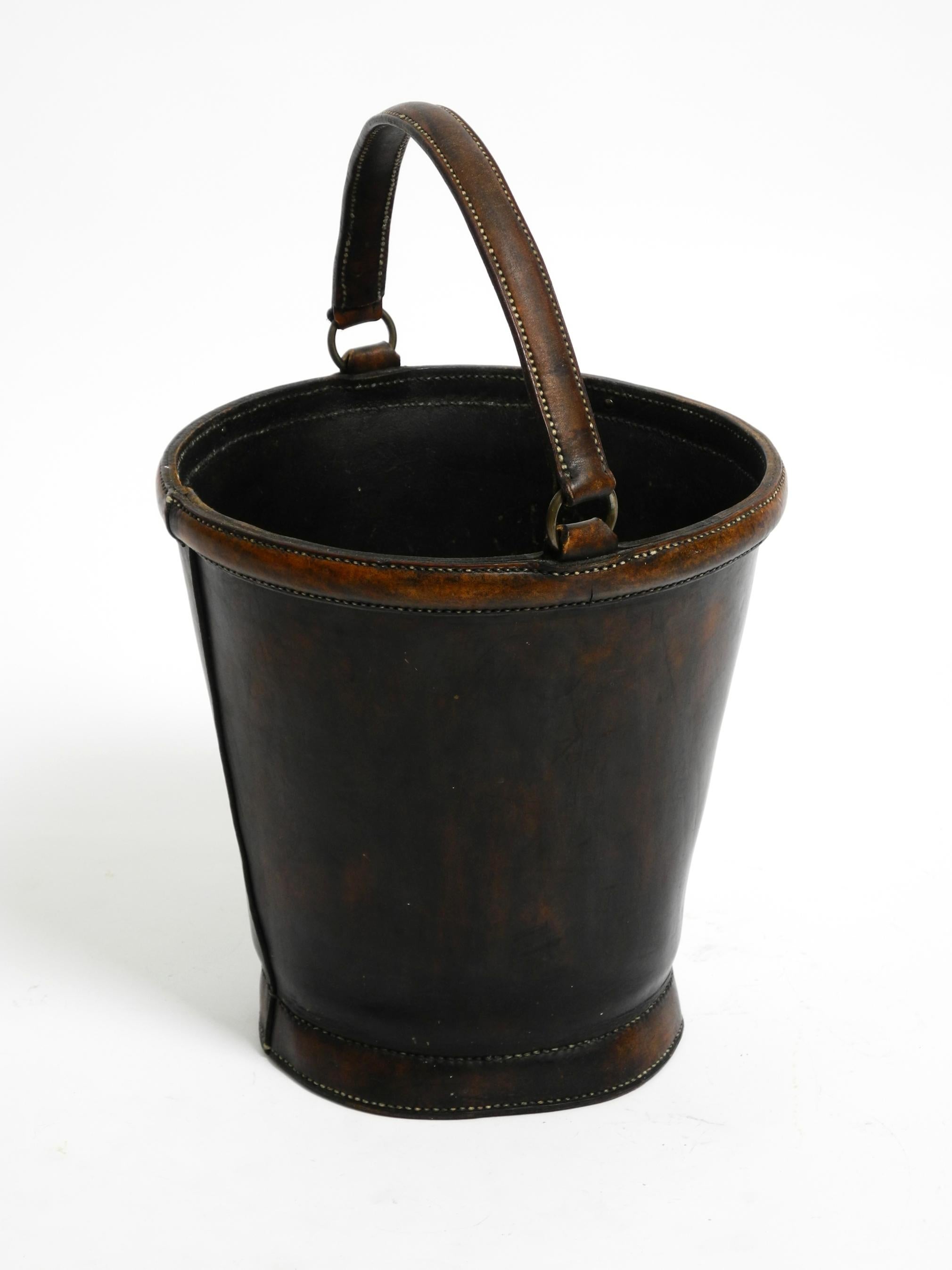 Large heavy Mid Century Modern waste or paper basket made of thick strong cowhid (Mitte des 20. Jahrhunderts) im Angebot
