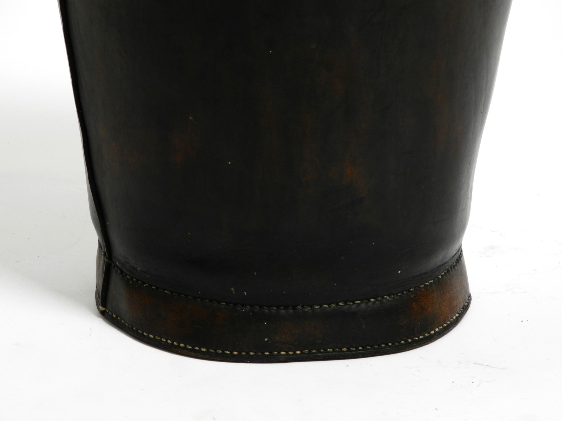 Large heavy Mid Century Modern waste or paper basket made of thick strong cowhid (Rindsleder) im Angebot