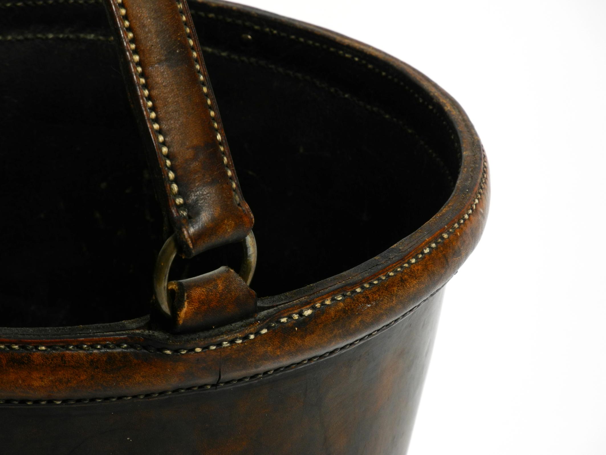 Large heavy Mid Century Modern waste or paper basket made of thick strong cowhid im Angebot 2