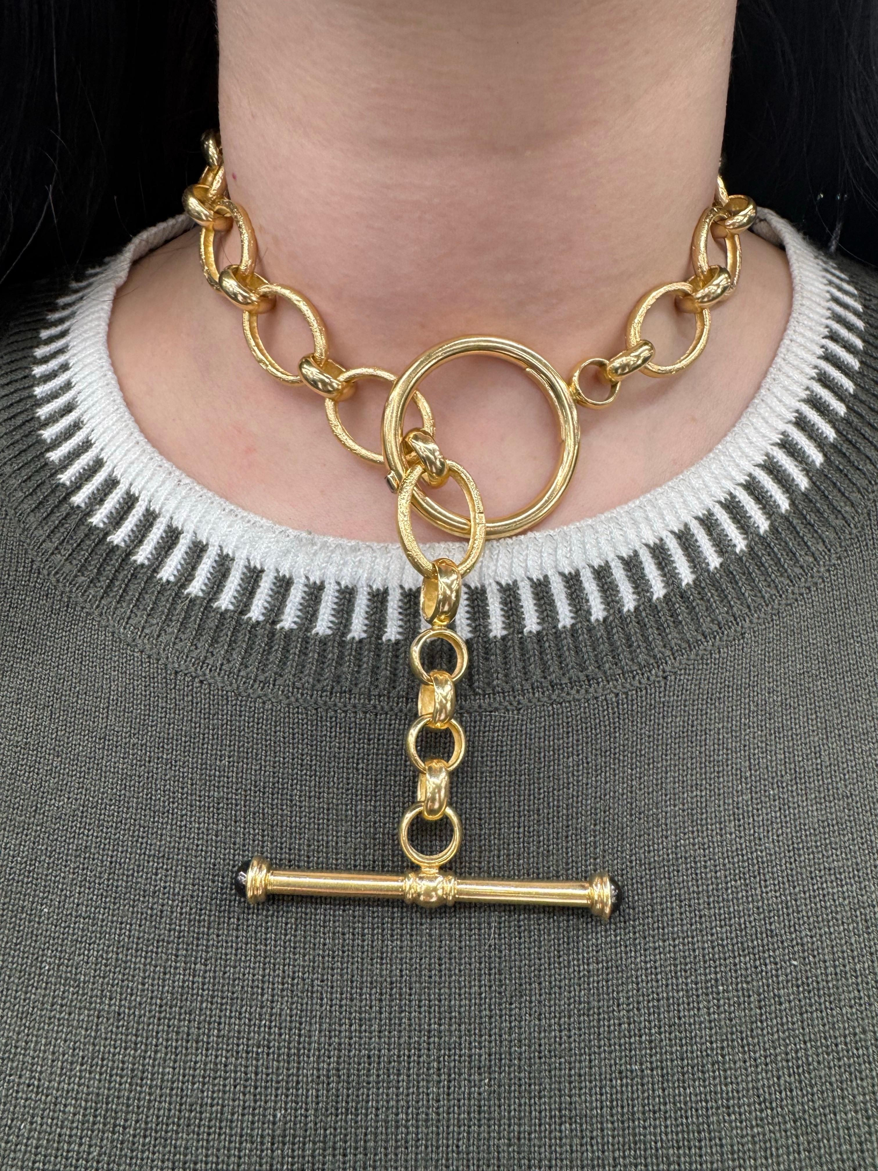 Collier en or jaune 18 carats composé de maillons de taille moyenne et d'un large fermoir à bascule. 
Signé Badou
Bigli 1.5
